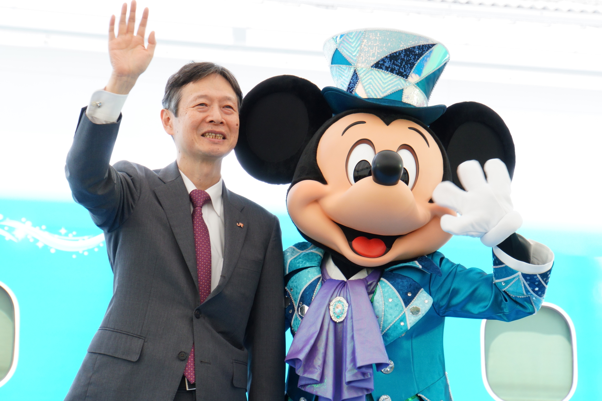 お披露目セレモニーにミッキーマウスが登場！　昨年に続き、JR東海の丹羽社長といっしょにご挨拶