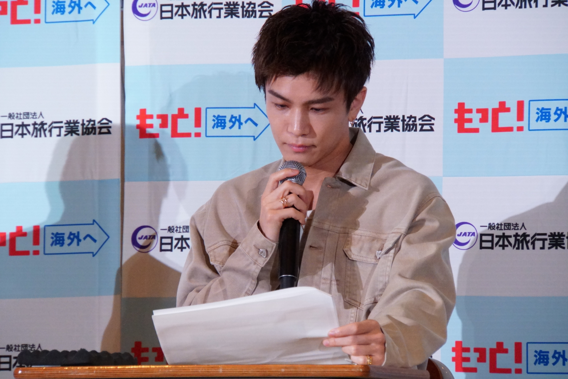 素早く回答を終えた岩田さんと、問題用紙で紙飛行機を作る安村さん