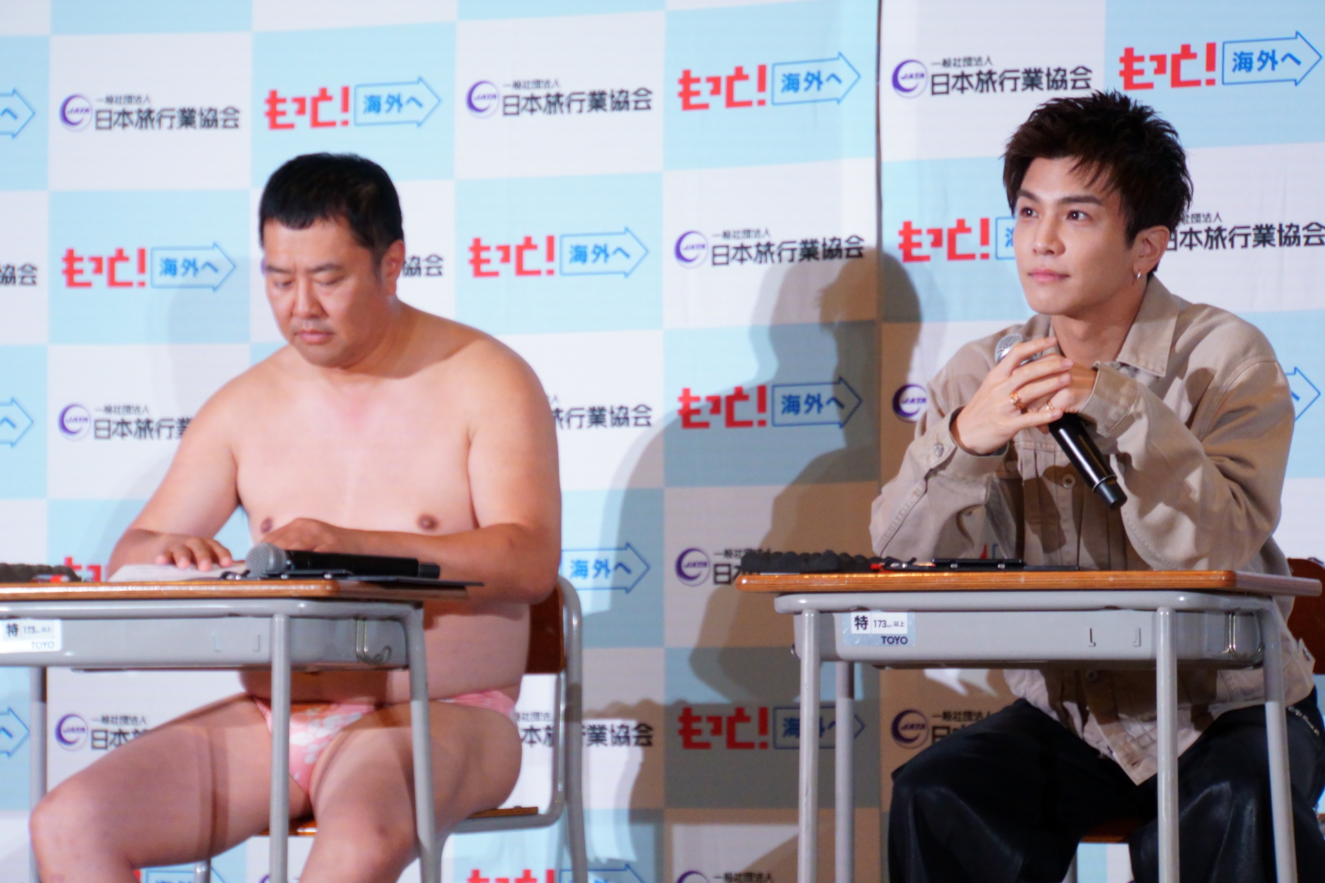 素早く回答を終えた岩田さんと、問題用紙で紙飛行機を作る安村さん