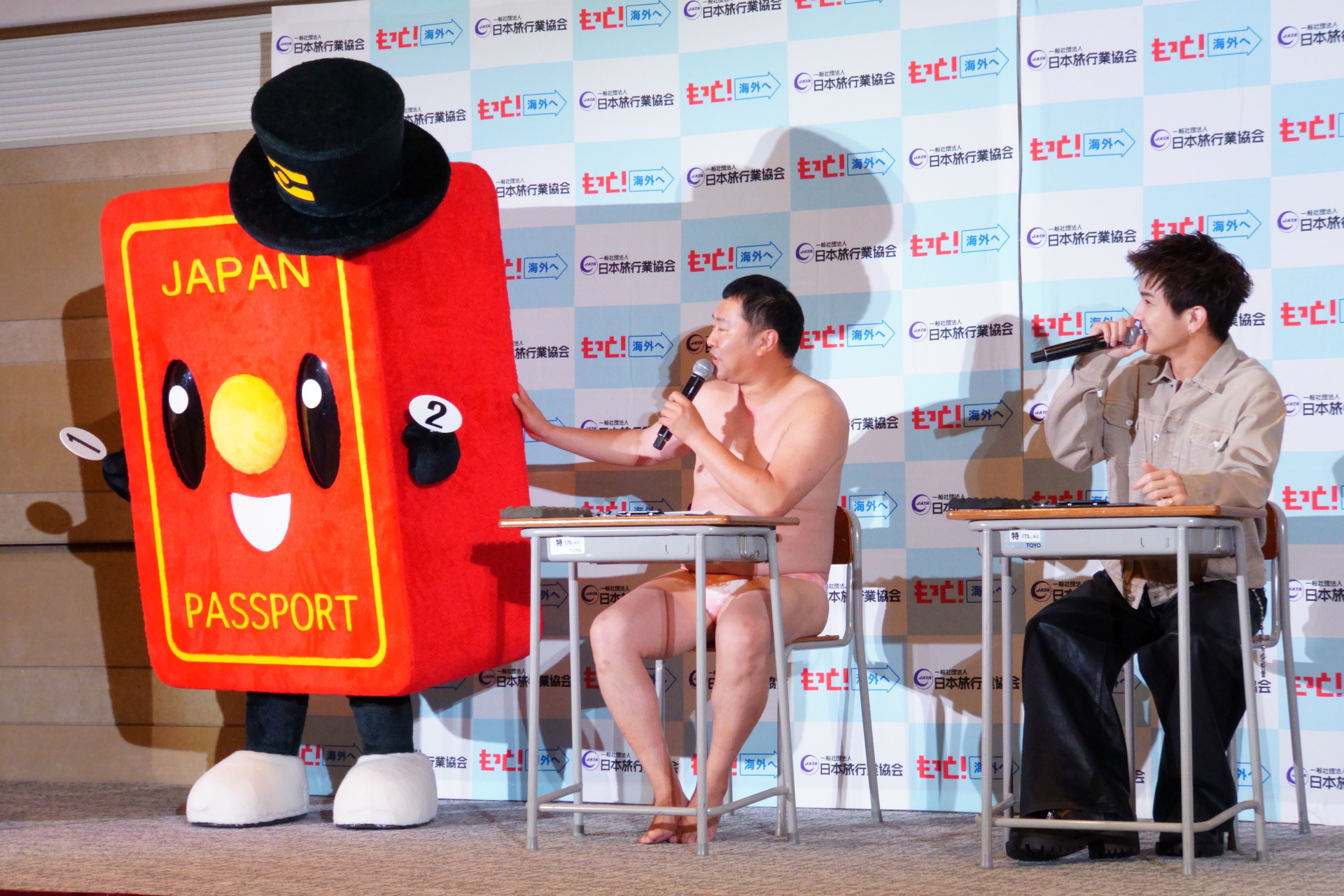 正解発表は「パスポくん」が担当。しっかりしたボディに興味津々