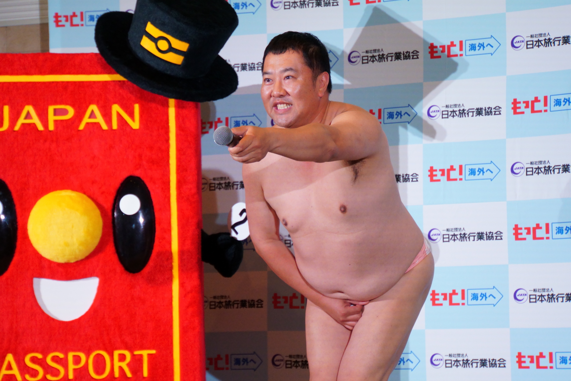 1日限定で「とにかく安いパスポートさん」に改名が決まった安村さん。入国審査官に対して「パスポート持ってますよ！」とアピールする即興ネタを披露