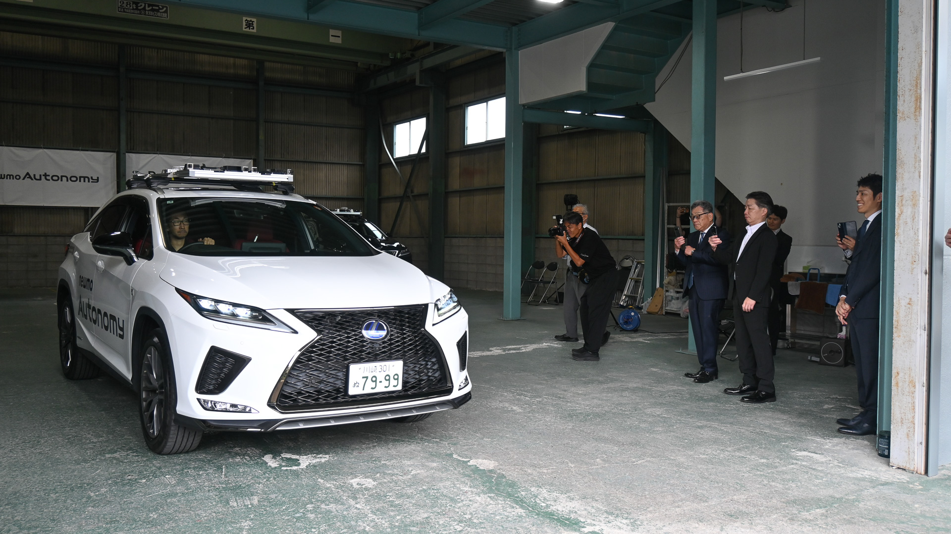 ライドシェアドライバーが運転するデータ計測車両が出発する