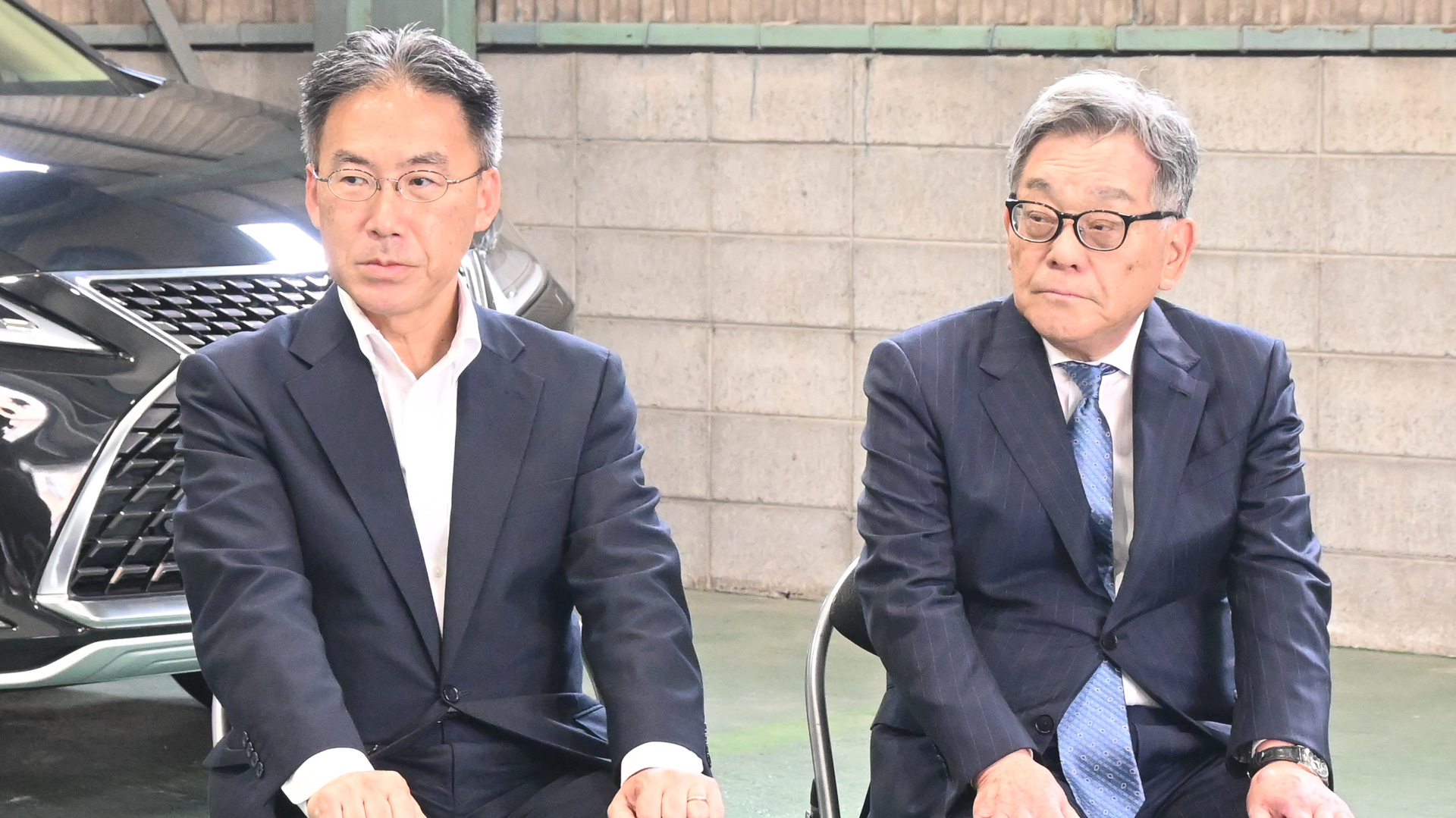 国土交通省 石原局長と一般社団法人大阪タクシー協会 会長 坂本栄二氏（右）