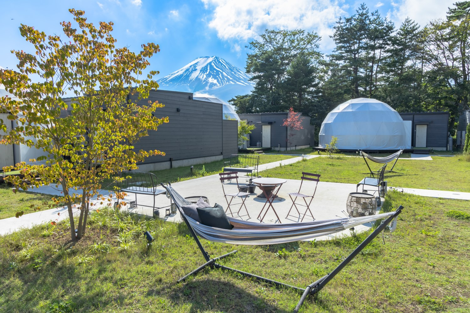 富士山の絶景を望む天然温泉露天風呂付き客室のグランピング施設「カノア 富士山中湖 グランピングリゾート」