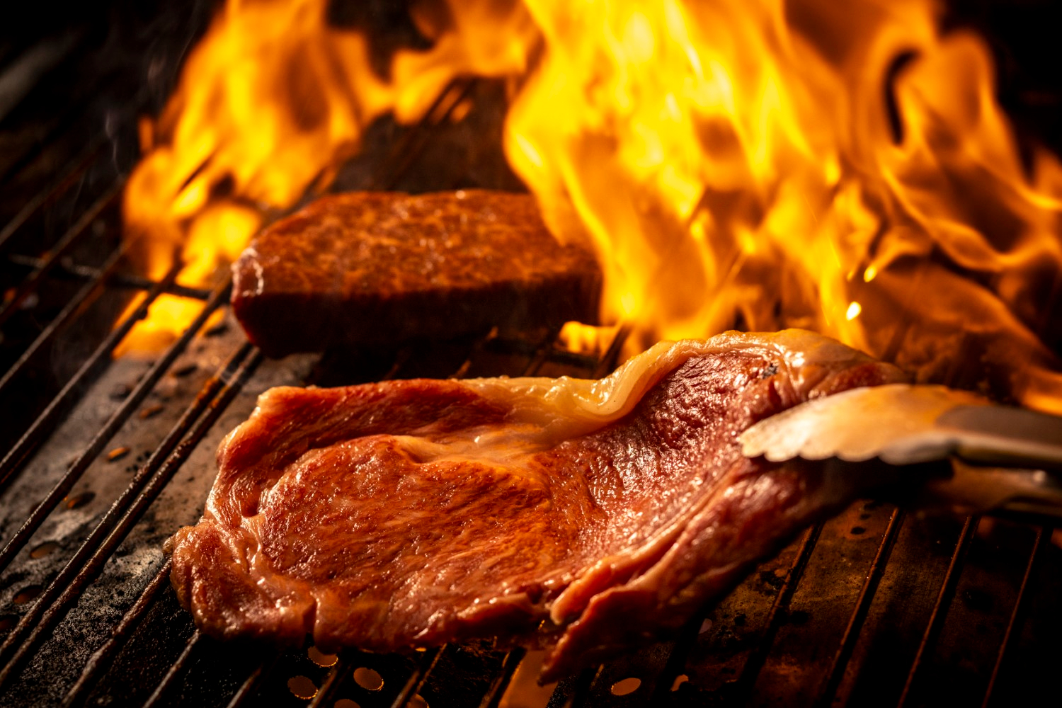 リニューアルしたグランピングBBQ。甲州ワインビーフや甲州富士桜ポークの豪快ステーキがメイン