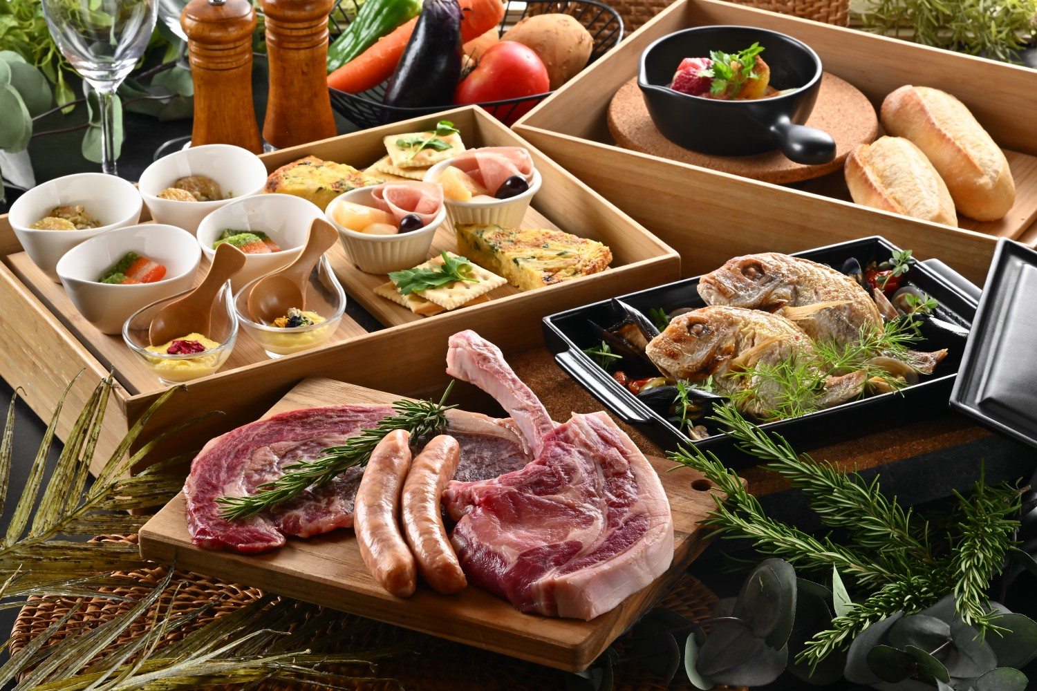 リニューアルしたグランピングBBQ。甲州ワインビーフや甲州富士桜ポークの豪快ステーキがメイン