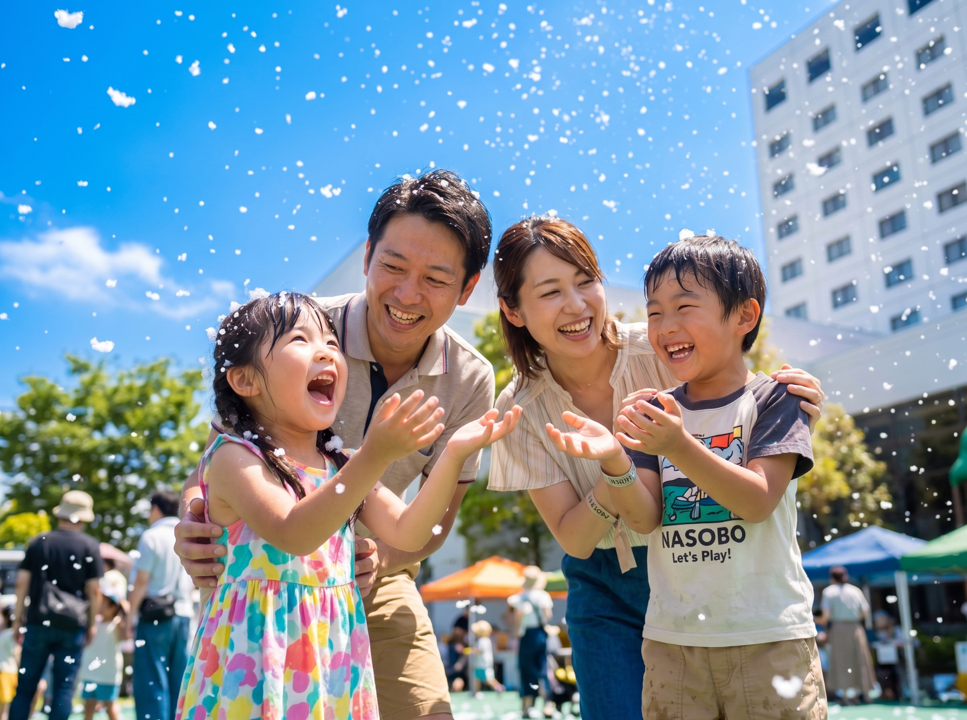 ホテル敷地内のアクティビティエリア「NASOBO」に“真夏の雪あそび”登場。ソリ滑りや水鉄砲など