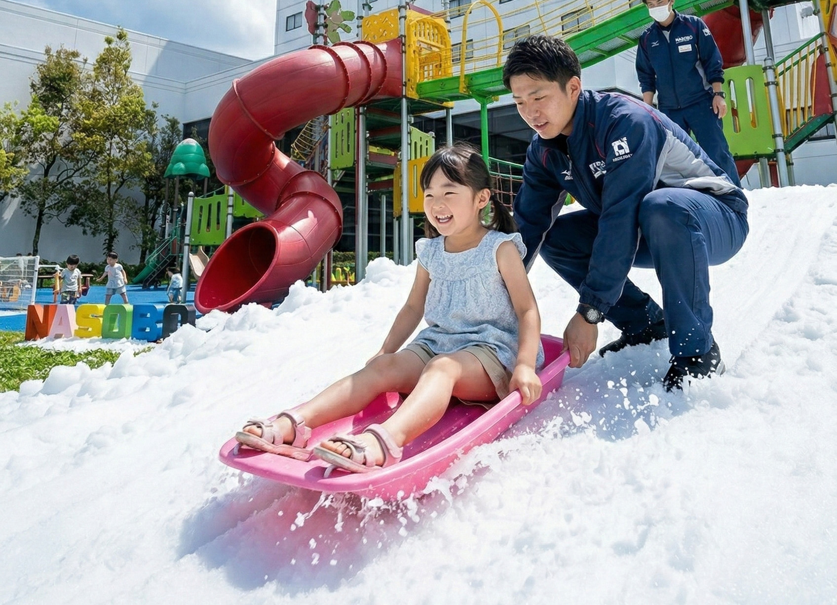 ホテル敷地内のアクティビティエリア「NASOBO」に“真夏の雪あそび”登場。ソリ滑りや水鉄砲など