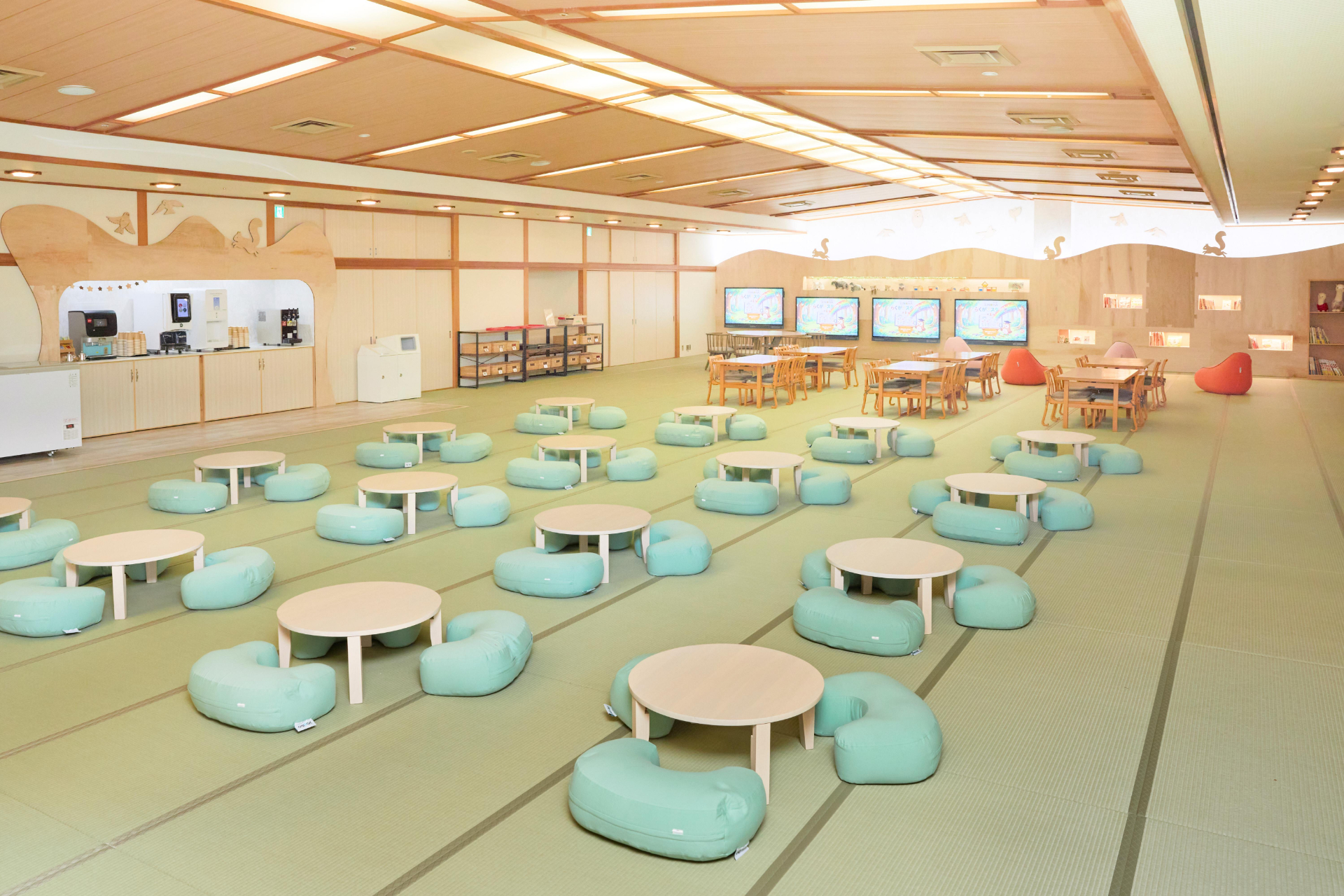 ホテル館内ファミリーラウンジ「KINOHA – Family Lounge ＆ Library」。夏季限定で-40℃のひんやりスイーツ「ディッピンドッツアイス」提供
