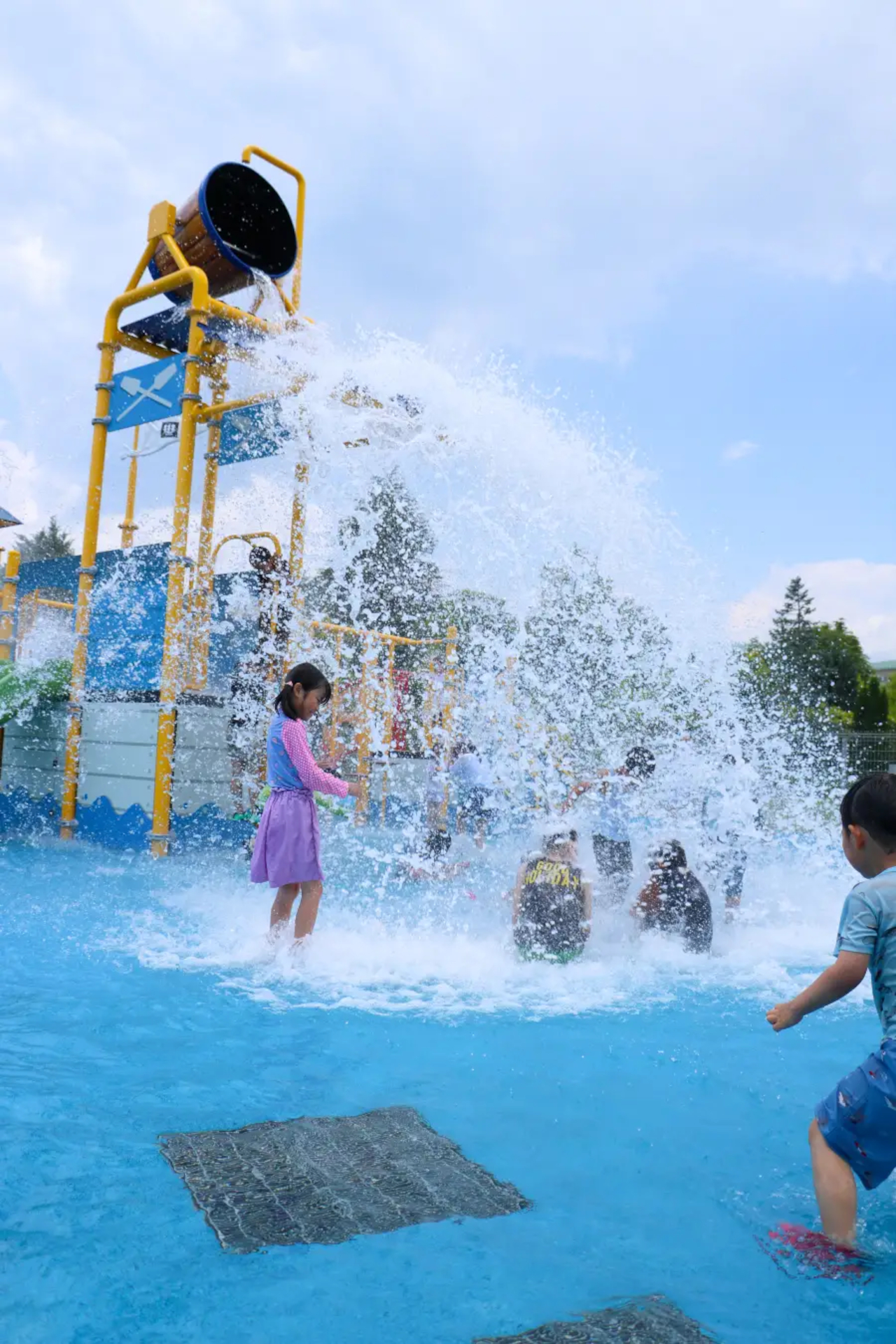 大量の水が頭上から一気に落下する水遊びゾーン。夏の猛暑でも子供たちが思い切り遊べる環境を提供する。夏季以外は通常の複合遊具として楽しめる