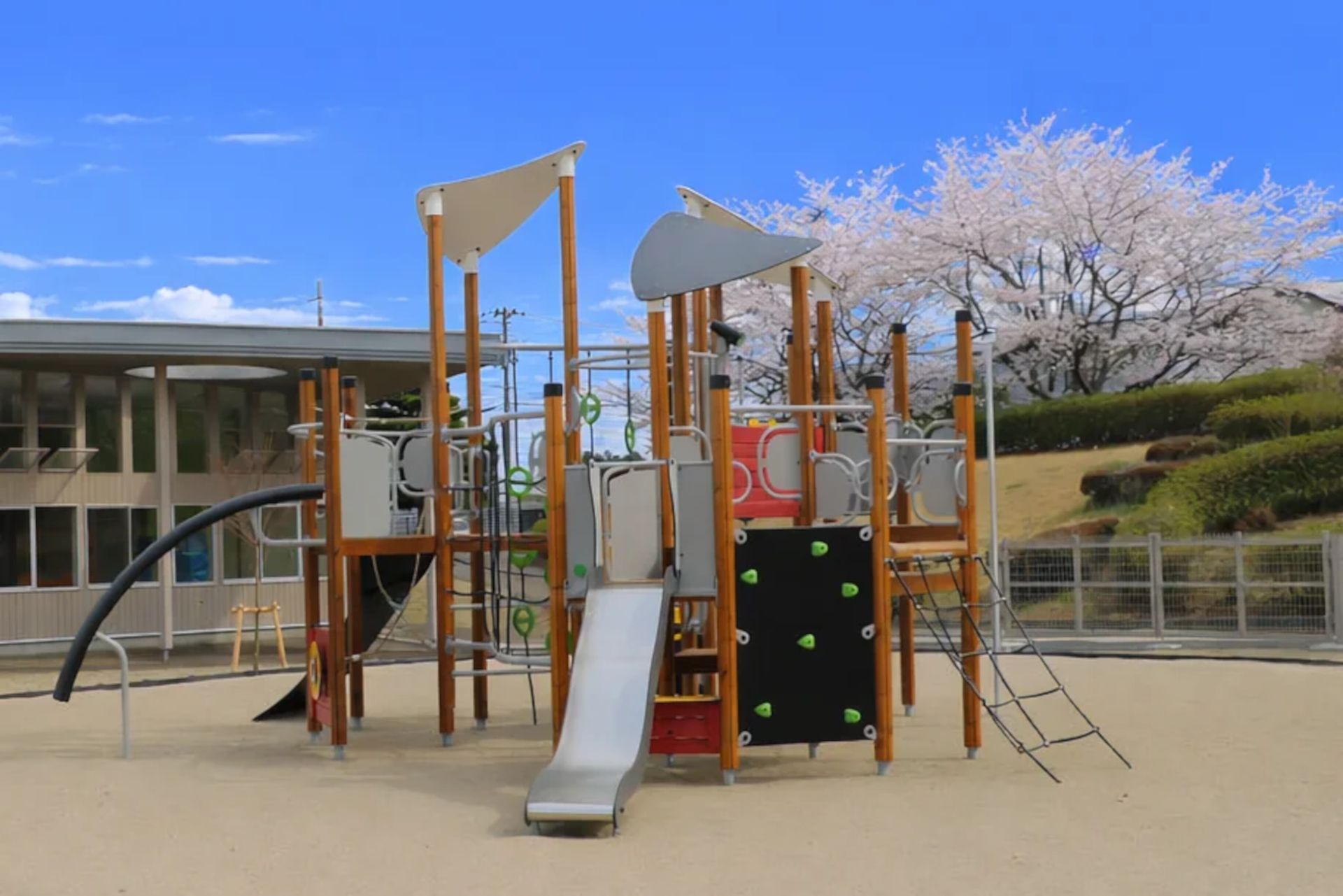 高学年の子供でも楽しめる大型複合遊具やペダルカート