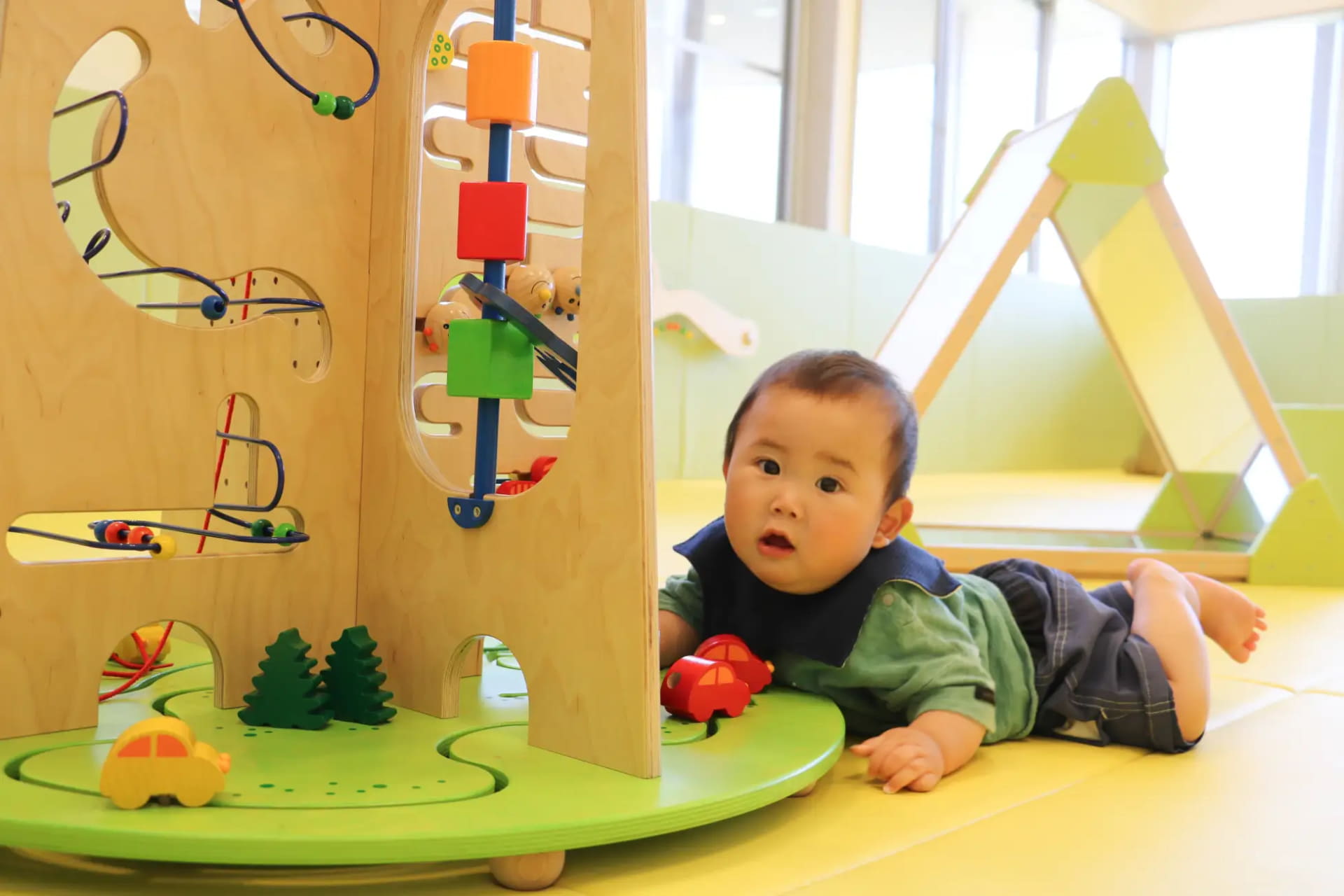 0歳〜1歳専用「すくすくガーデン」。クッション上でハイハイや五感を使って遊べる