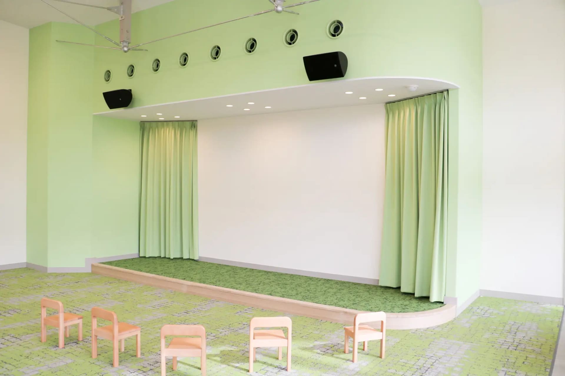 「イベントひろば」では1時間に1回、おはなし会や制作ワークショップを開催