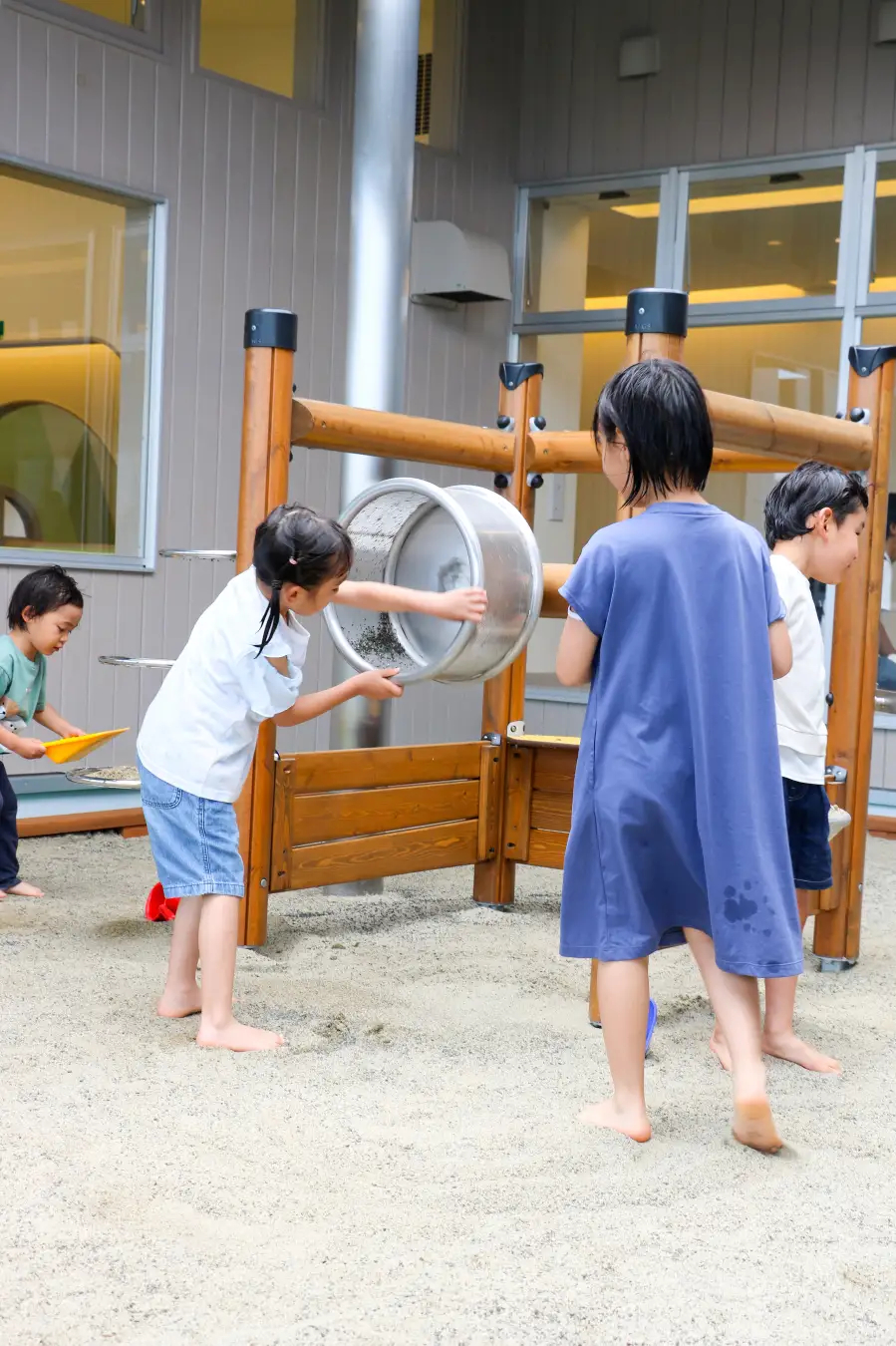 開放的な半屋外設計で天候を気にせず遊べる砂場エリア「すなばテラス」