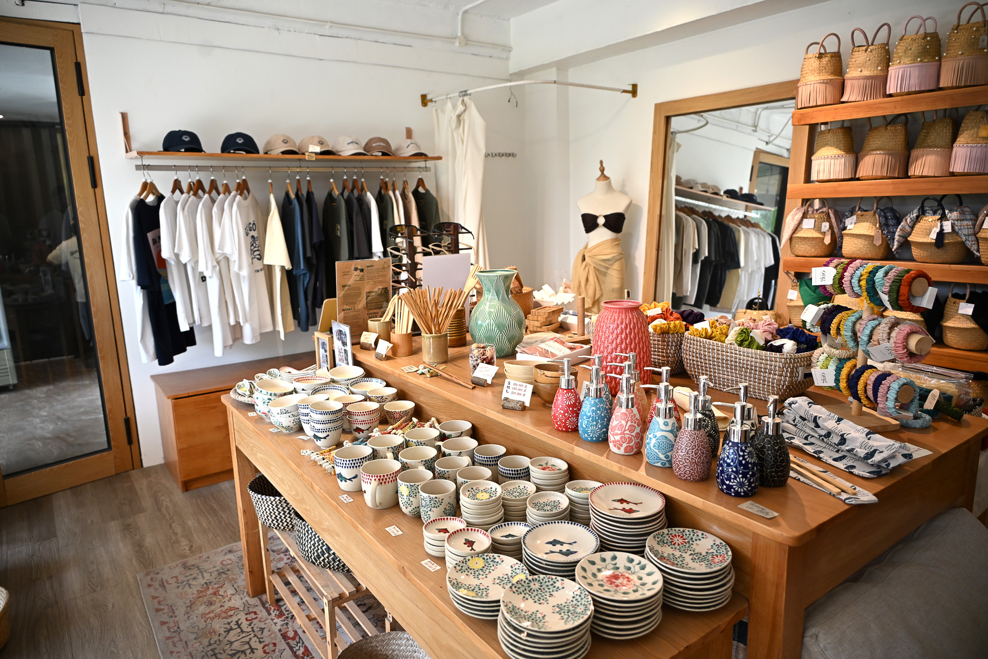 オシャレな店内には厳選アイテムが並びます