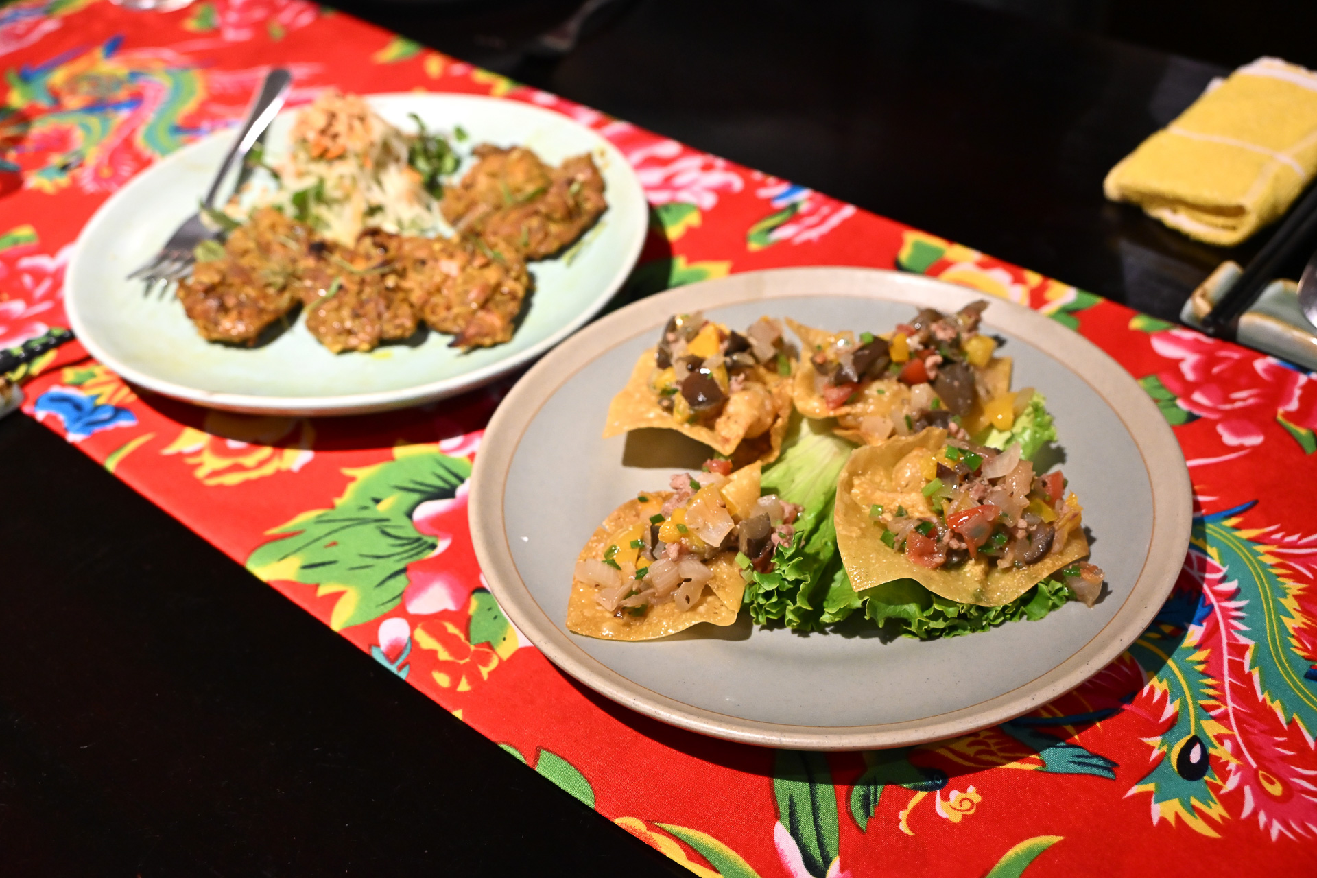 Fried Wonton & Crab Meat Sauce（手前）