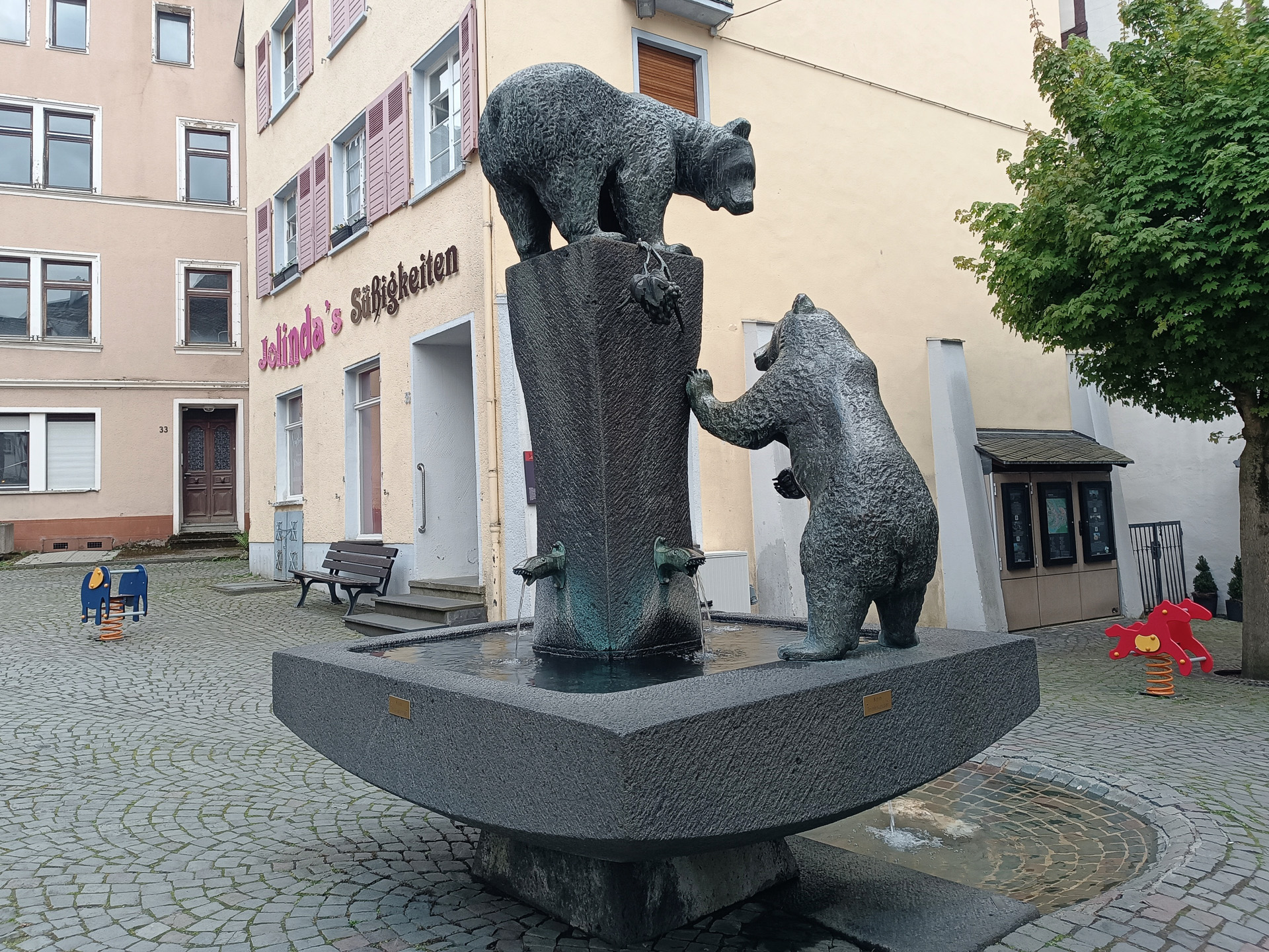 クマの像にも、もちろんブドウ