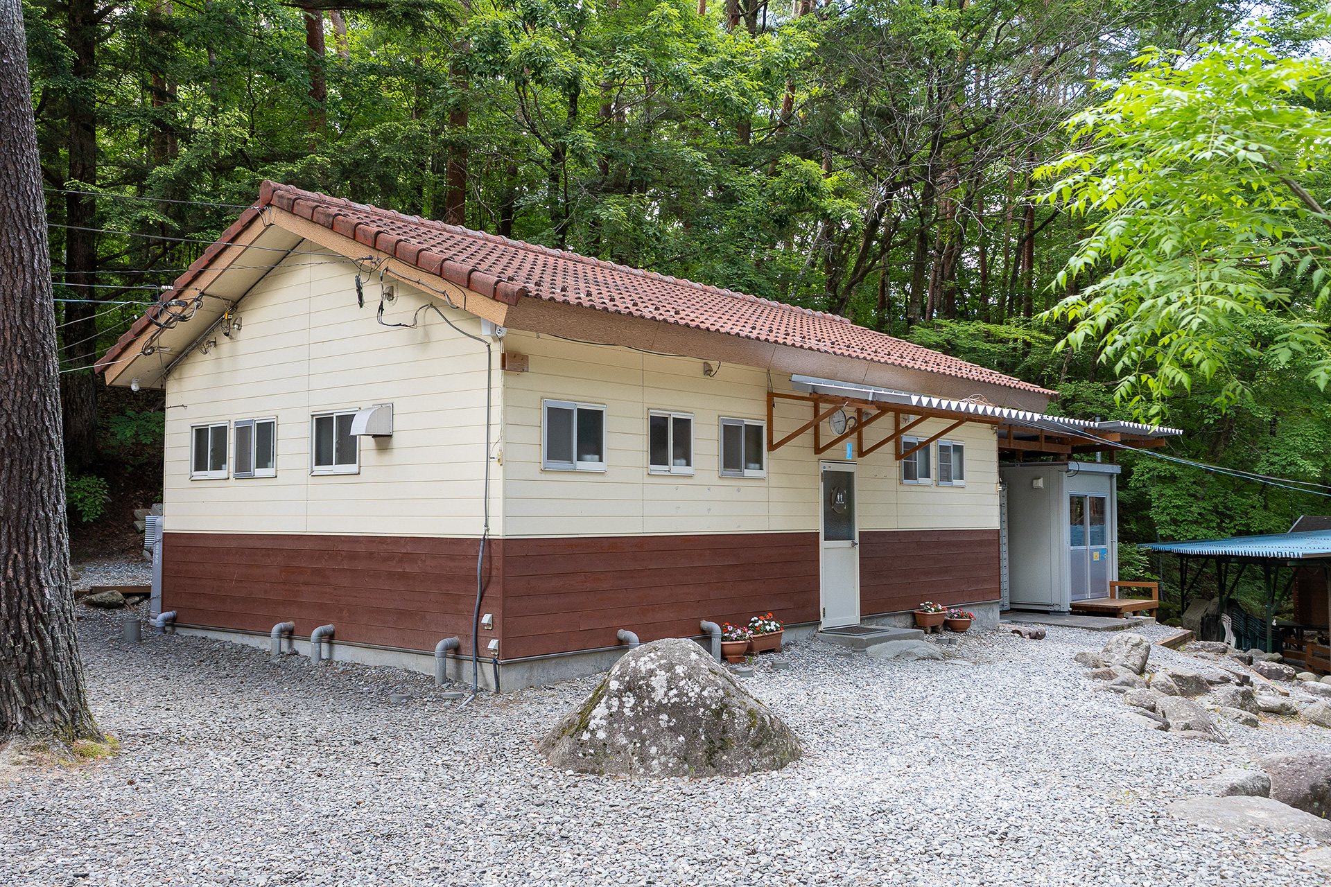 オートキャンプエリアにお風呂が入る建物がある。このなかにはトイレも入っている