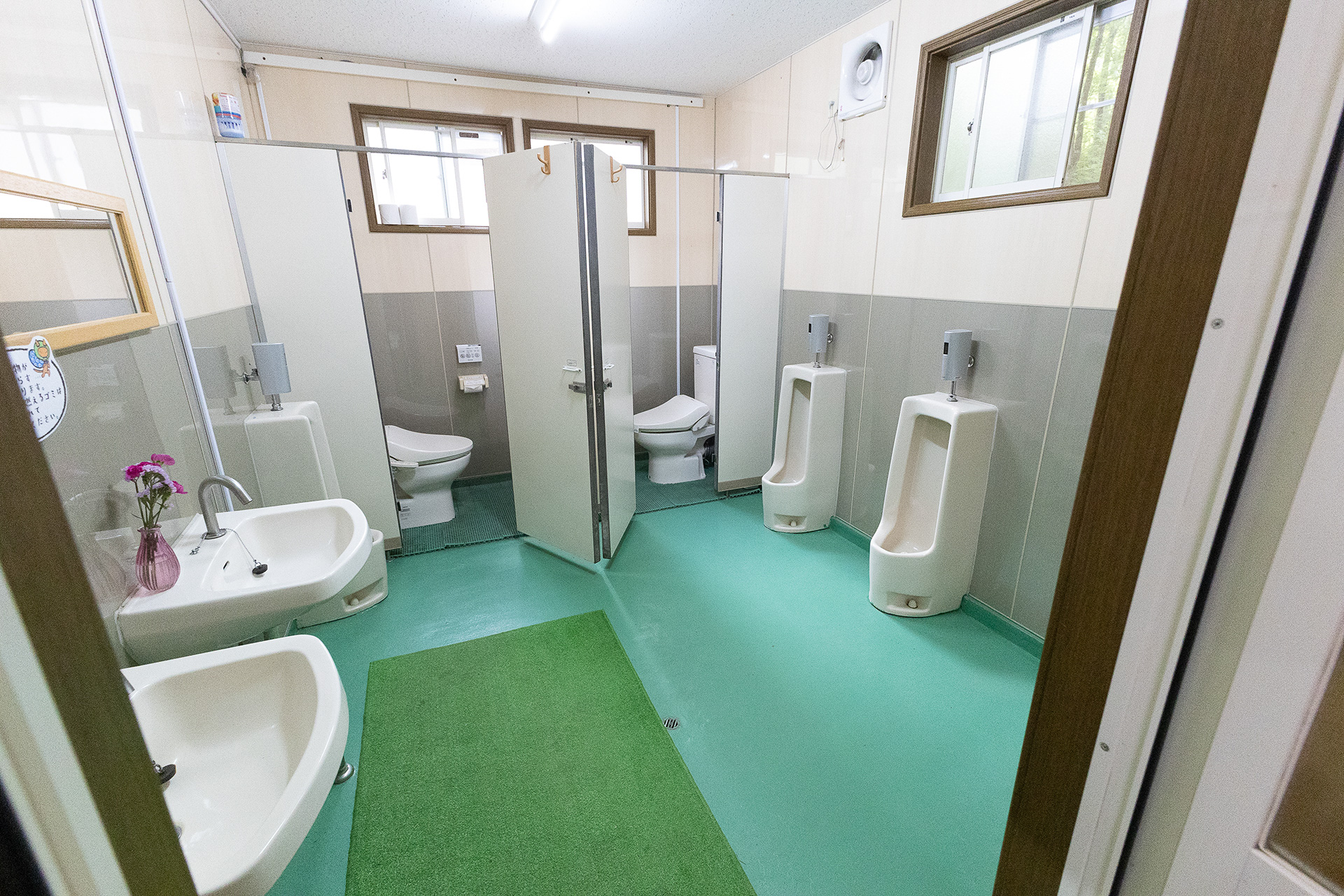 場内のトイレは1か所。こちらは男子トイレ