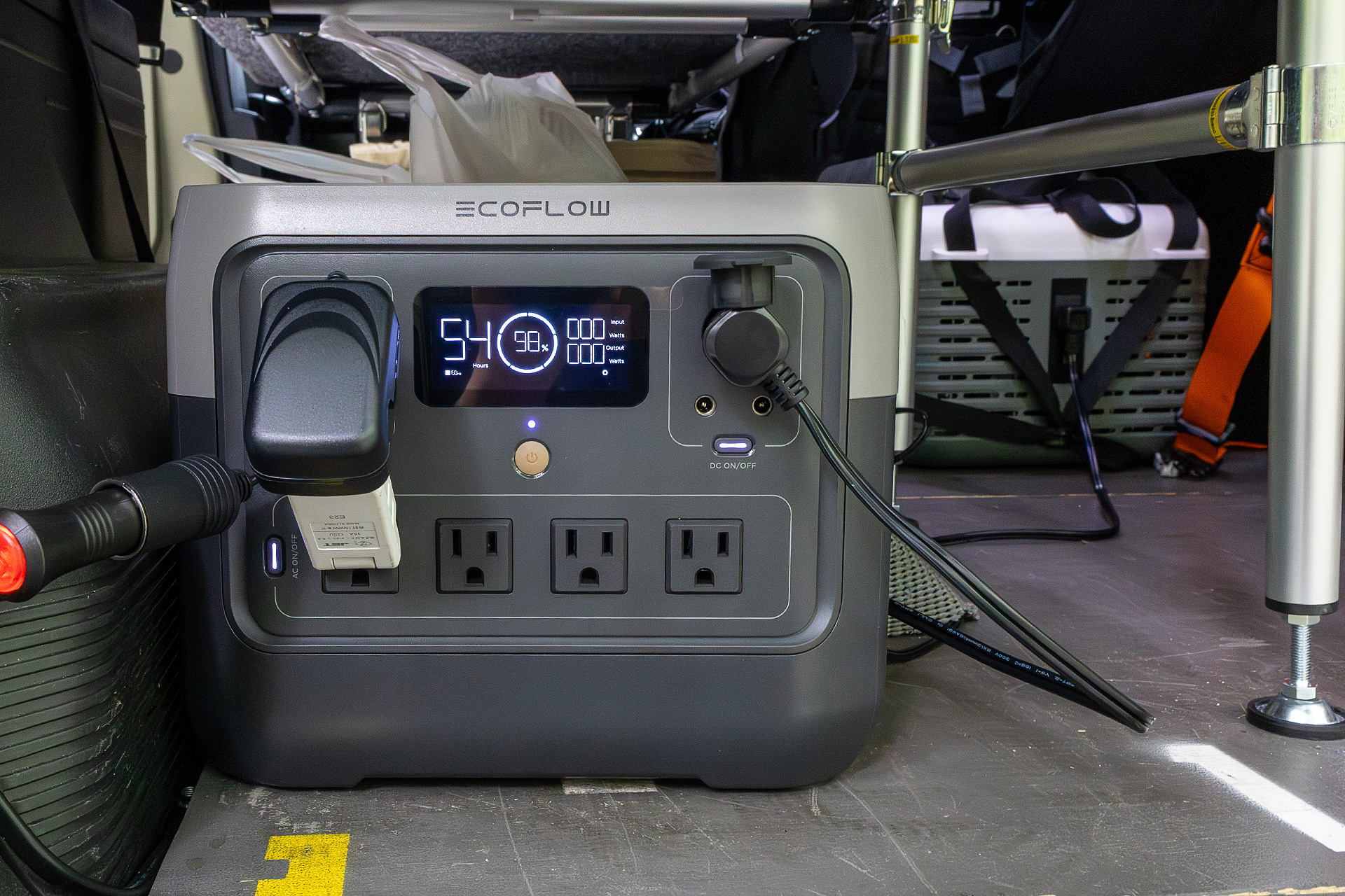 電気についても小型の冷蔵庫とLED車内照明、それにPCといったくらいの使用分なので、700Wクラスのポータブル電源で十分足りる