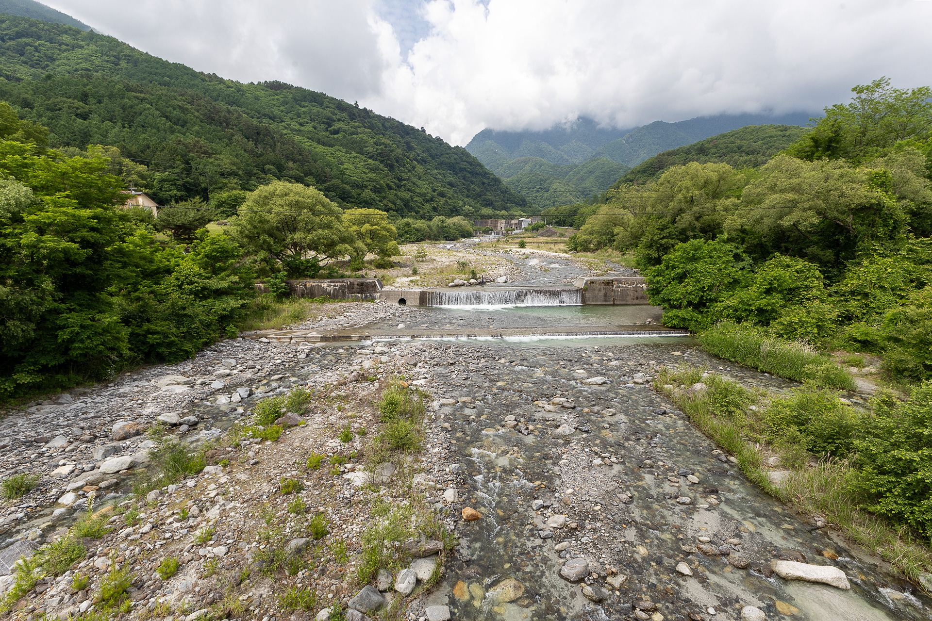 畑とは逆の方向に出て4分ほど歩くと大武川に出る。ここでは川での水遊びができるそうだ。ここも星空の鑑賞に適している