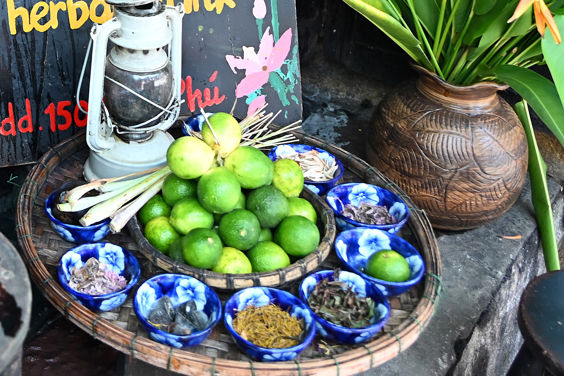 材料は、レモングラス、ライム、生姜、シナモン、甘草、羅漢果、金銀花、菊、夏枯草、緑茶、蓮、なつめ、蜂蜜
