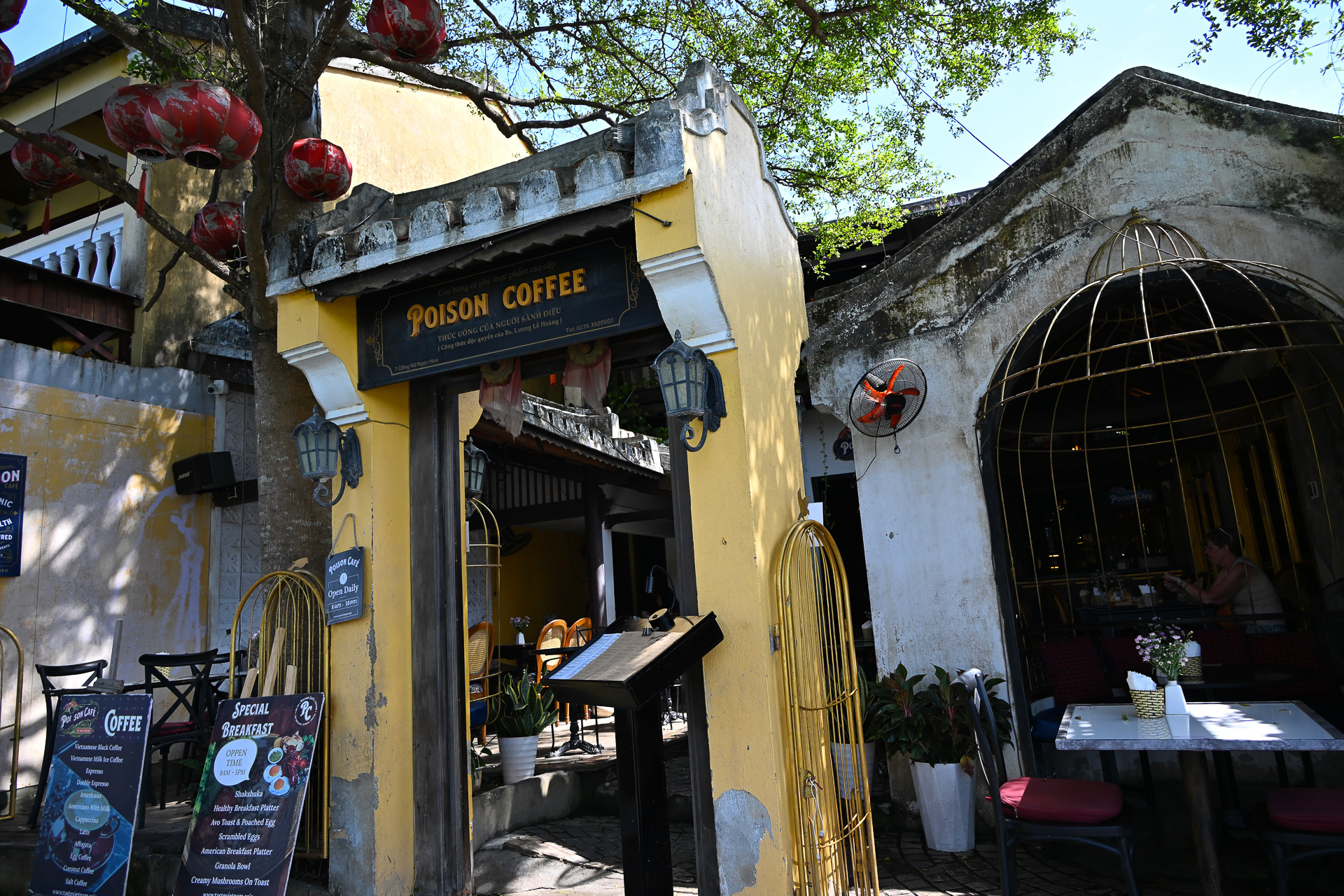「POISON CAFE - The Original Herbal Coffee Lounge」（7 Nguyen Thi Minh Khai, H0i An,Da Nang）