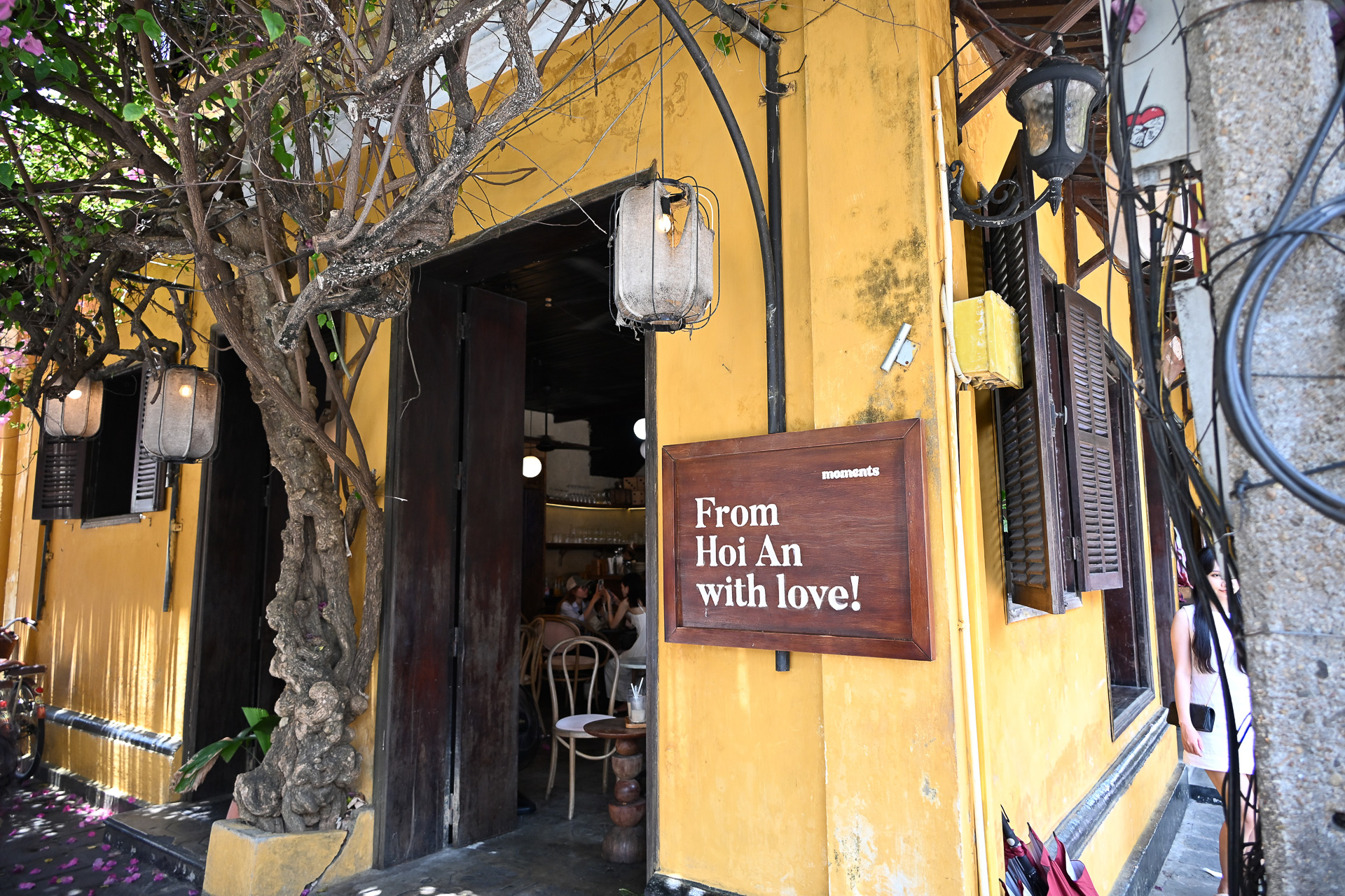 映えスポットとして人気のカフェ「Moments Hoi An」の“From Hoi An with Love!”