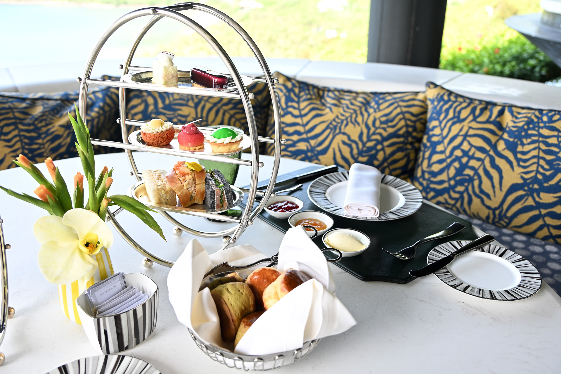 「Classic Afternoon Tea with tea and coffee」（139万9000VND＋サービス料ほか）