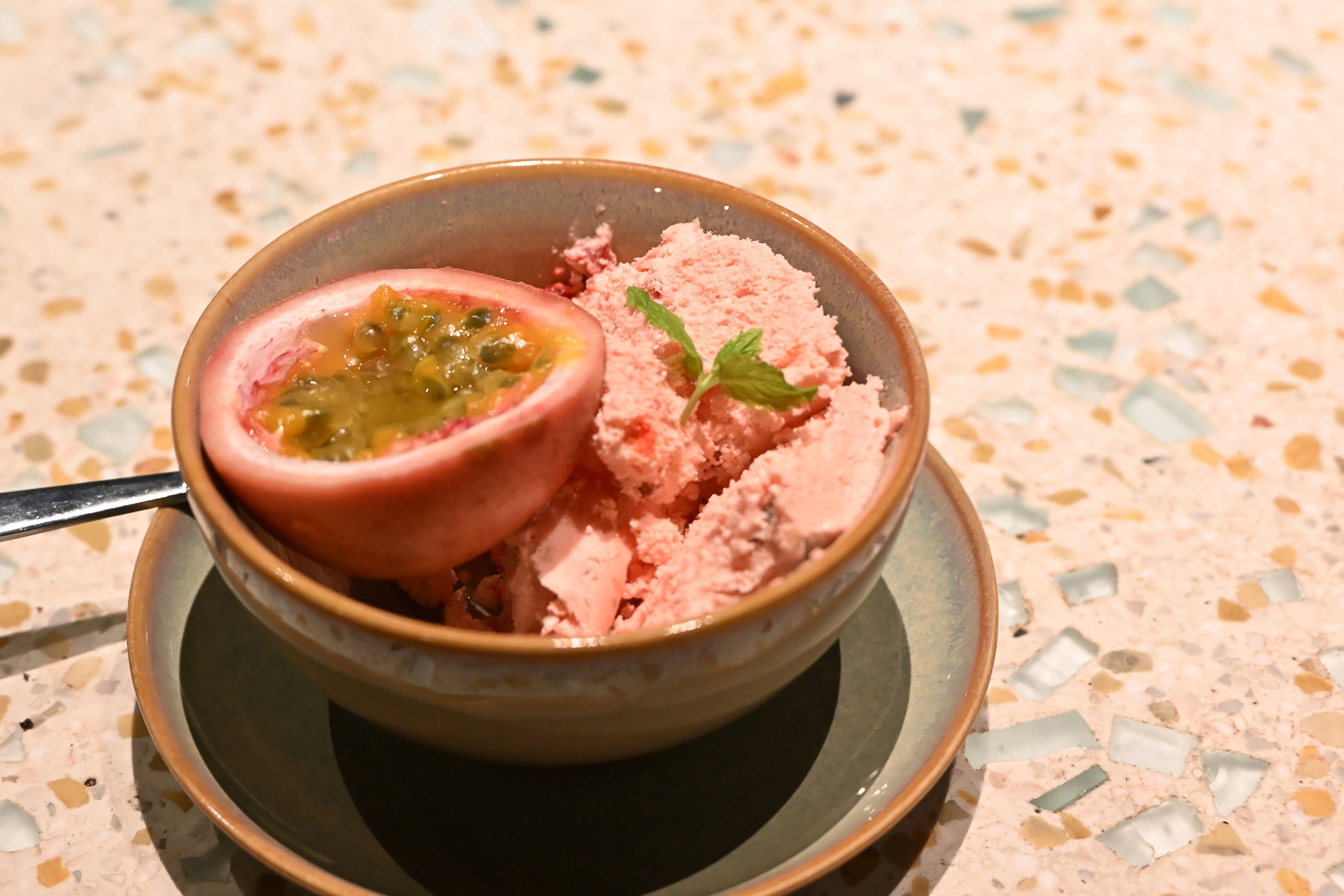 House-made Ricotta Ice-cake  with Passion fruits（5万8000VND）