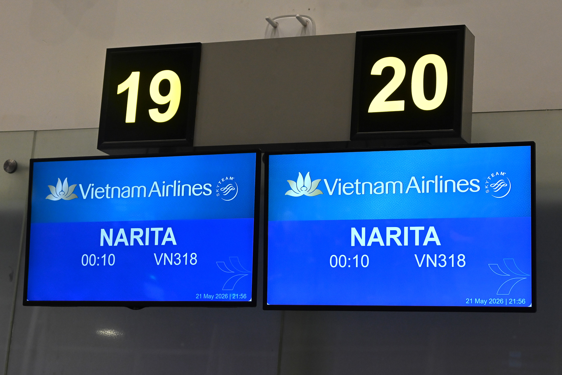 帰国便はベトナム航空VN318便。ターミナル2から0時10分発