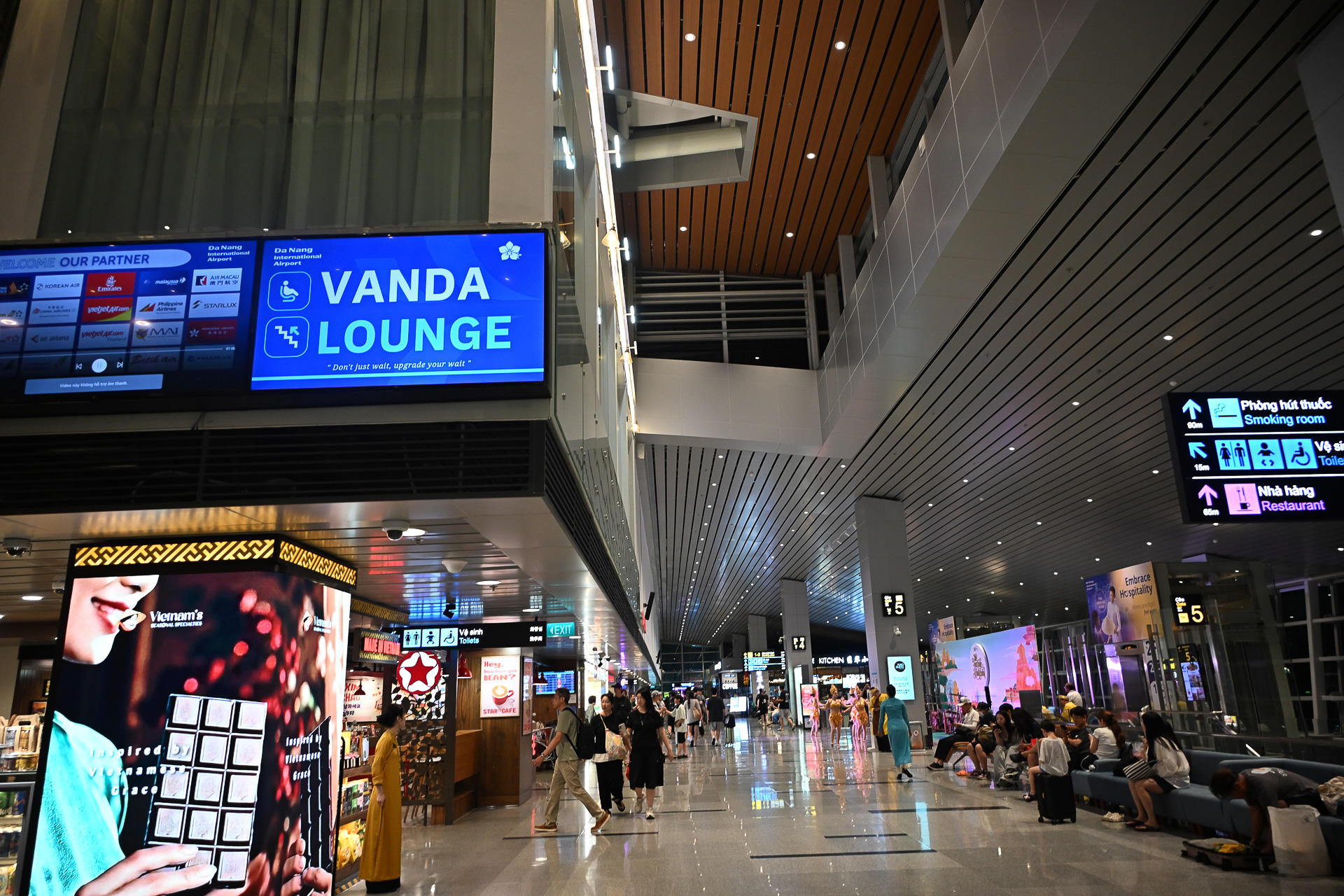 空港は広々、今回は沖止めなので下の階でバスに乗ります