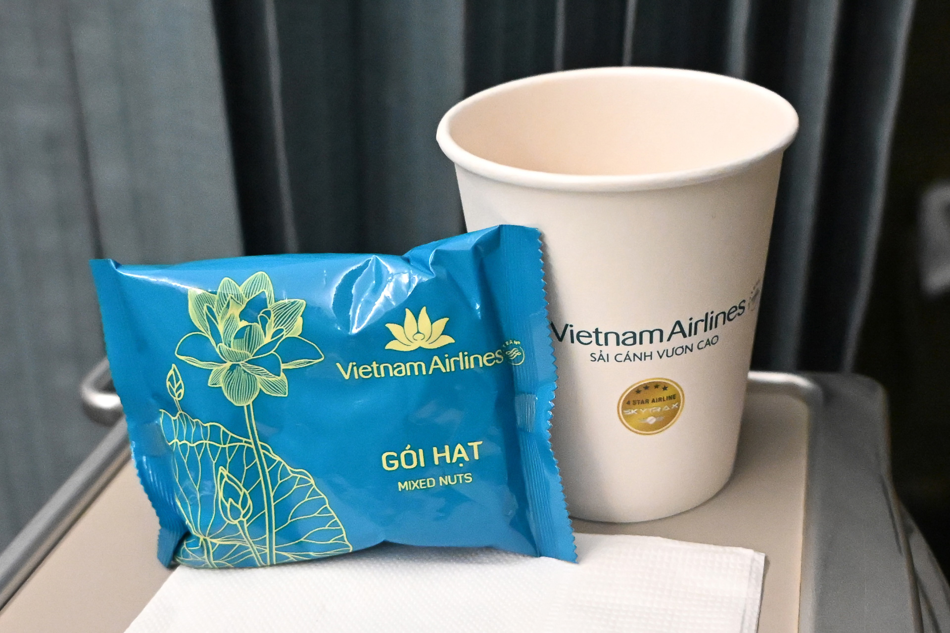 ワサビが効いたスナックと烏龍茶