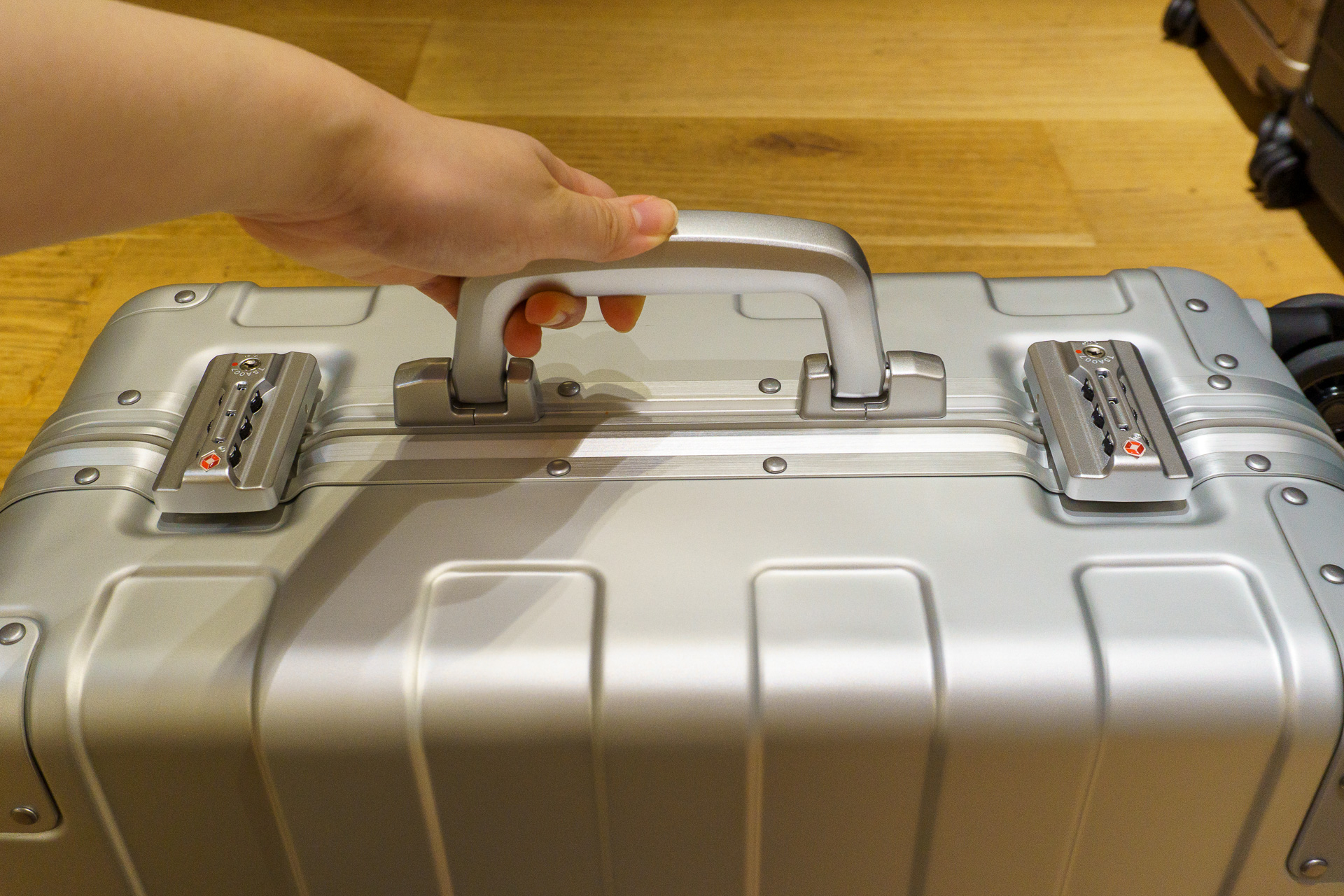 MUJI Labo アルミハードキャリーケース（34L 7万9000円、60L 9万9000円）