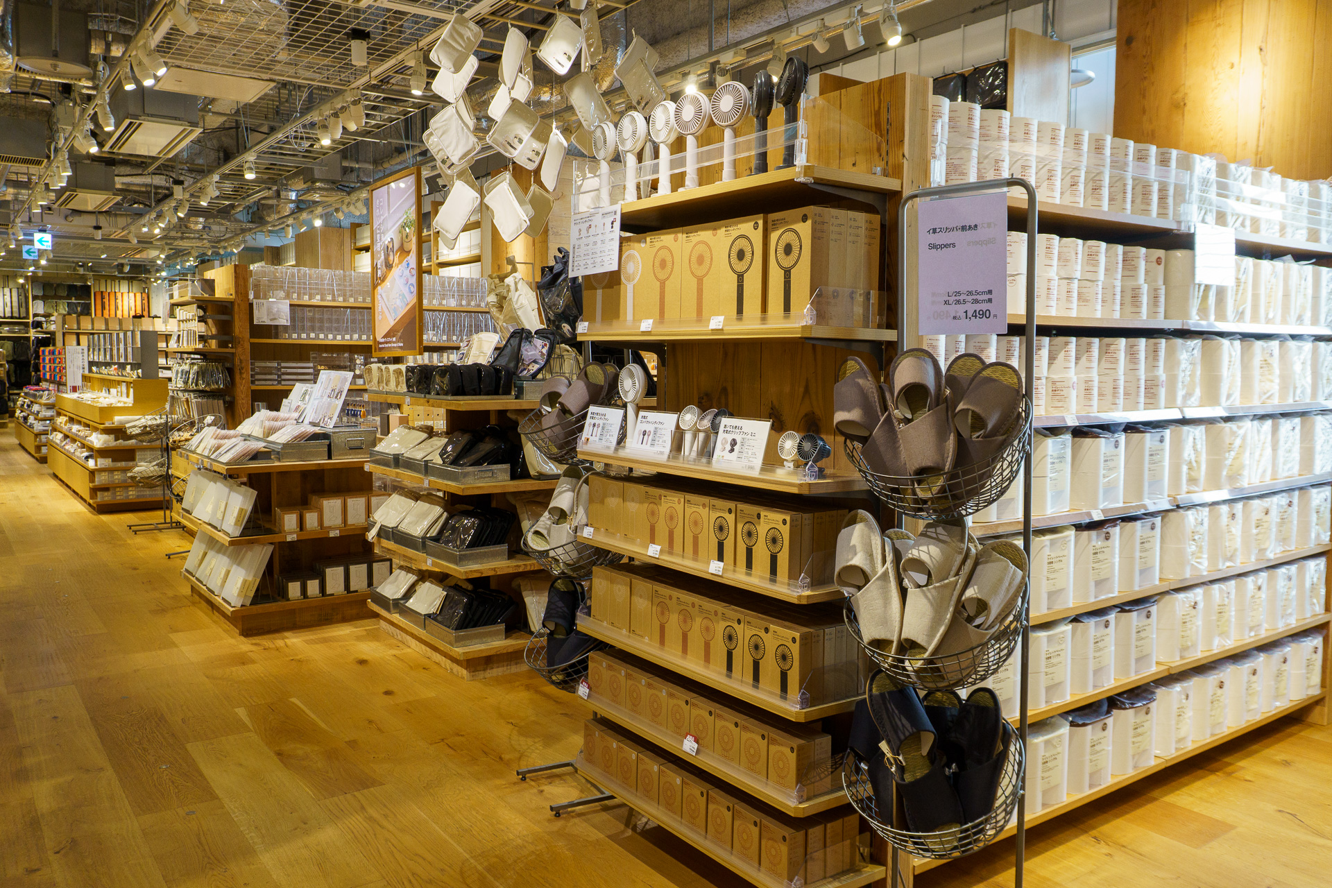 トラベル用品や文房具・オフィス用品の近くで展開している