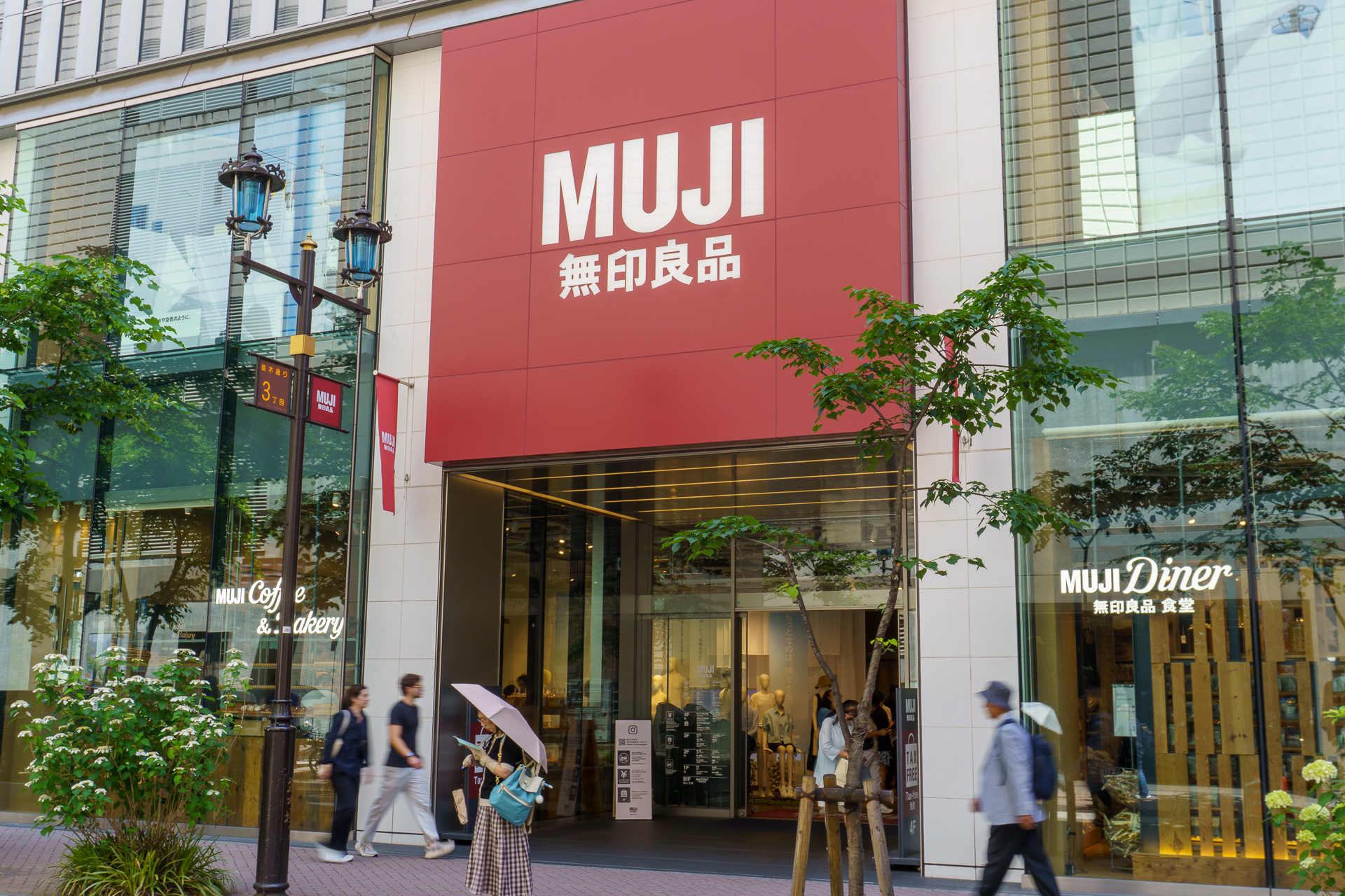 平日の開店直後にもかかわらず、多くの人でにぎわっていた