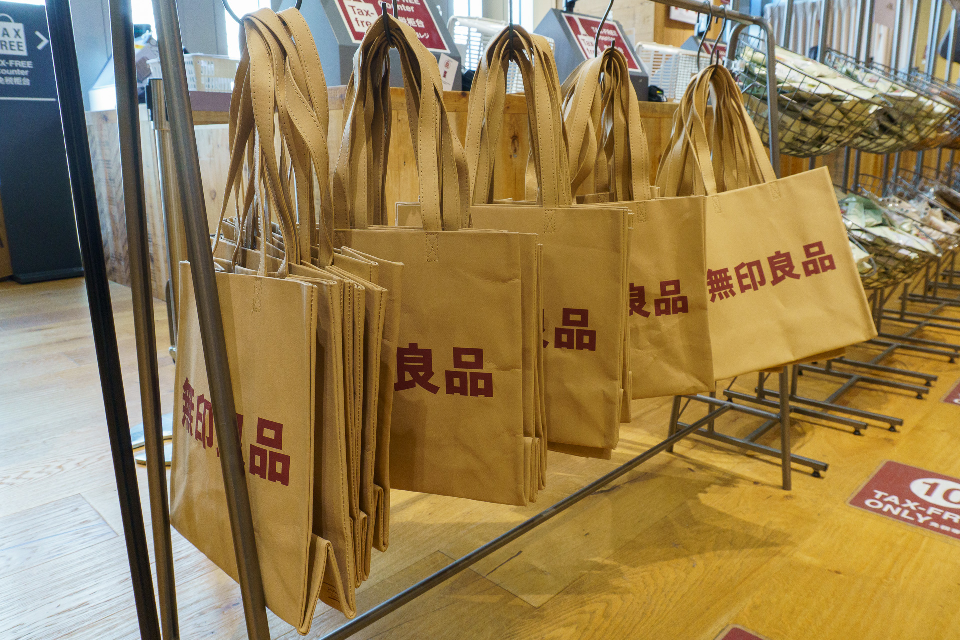 銀座店限定の「ジーンズのラベル素材で作ったバッグ」