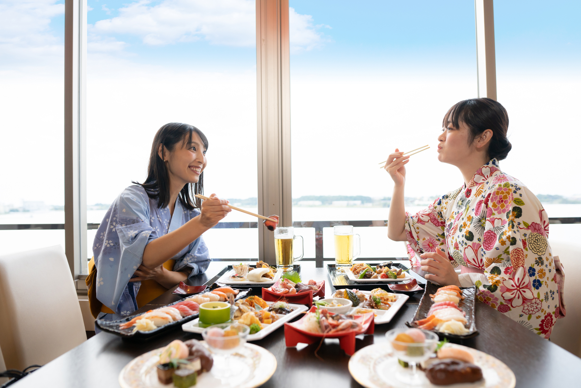 活気あふれる夕朝バイキングもエンタメに。和洋中メニューのほか、北陸のご当地グルメやデザートも食べ放題