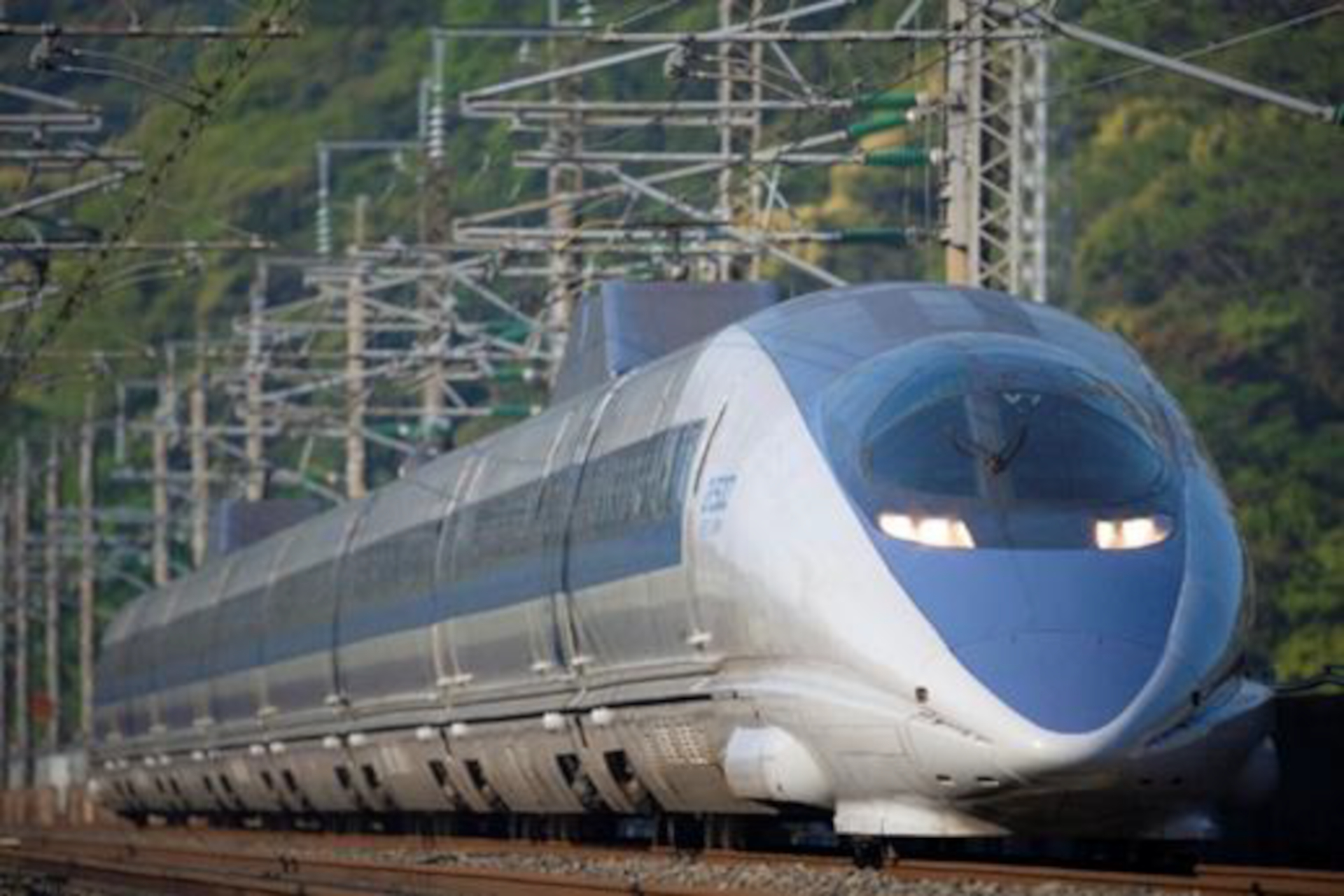 1997年3月に営業運転を開始し、当時の国内最高速度である時速300kmで新大阪駅と博多駅間を最速2時間17分で結んだ平成の名車・500系新幹線