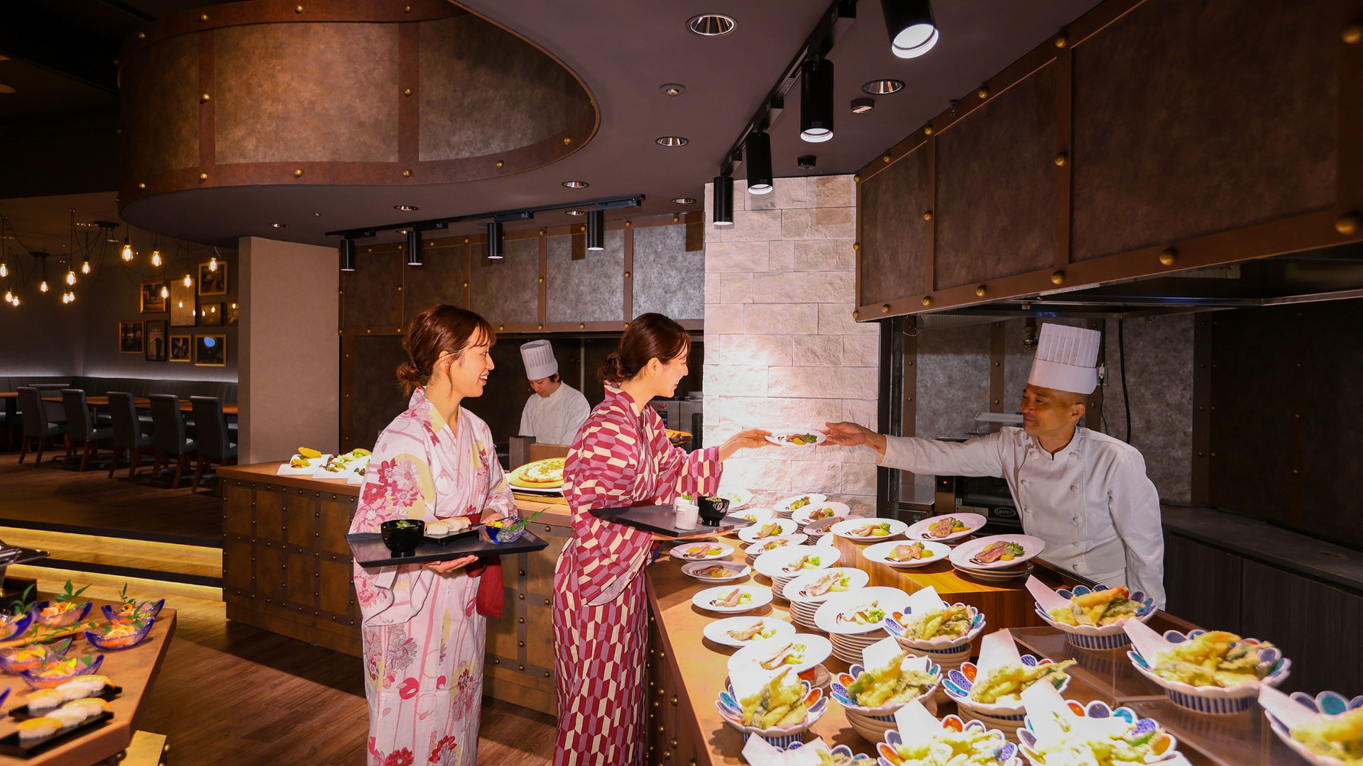 夕食バイキングでは、お寿司やローストビーフ、伊豆の海鮮グルメなど食べ放題