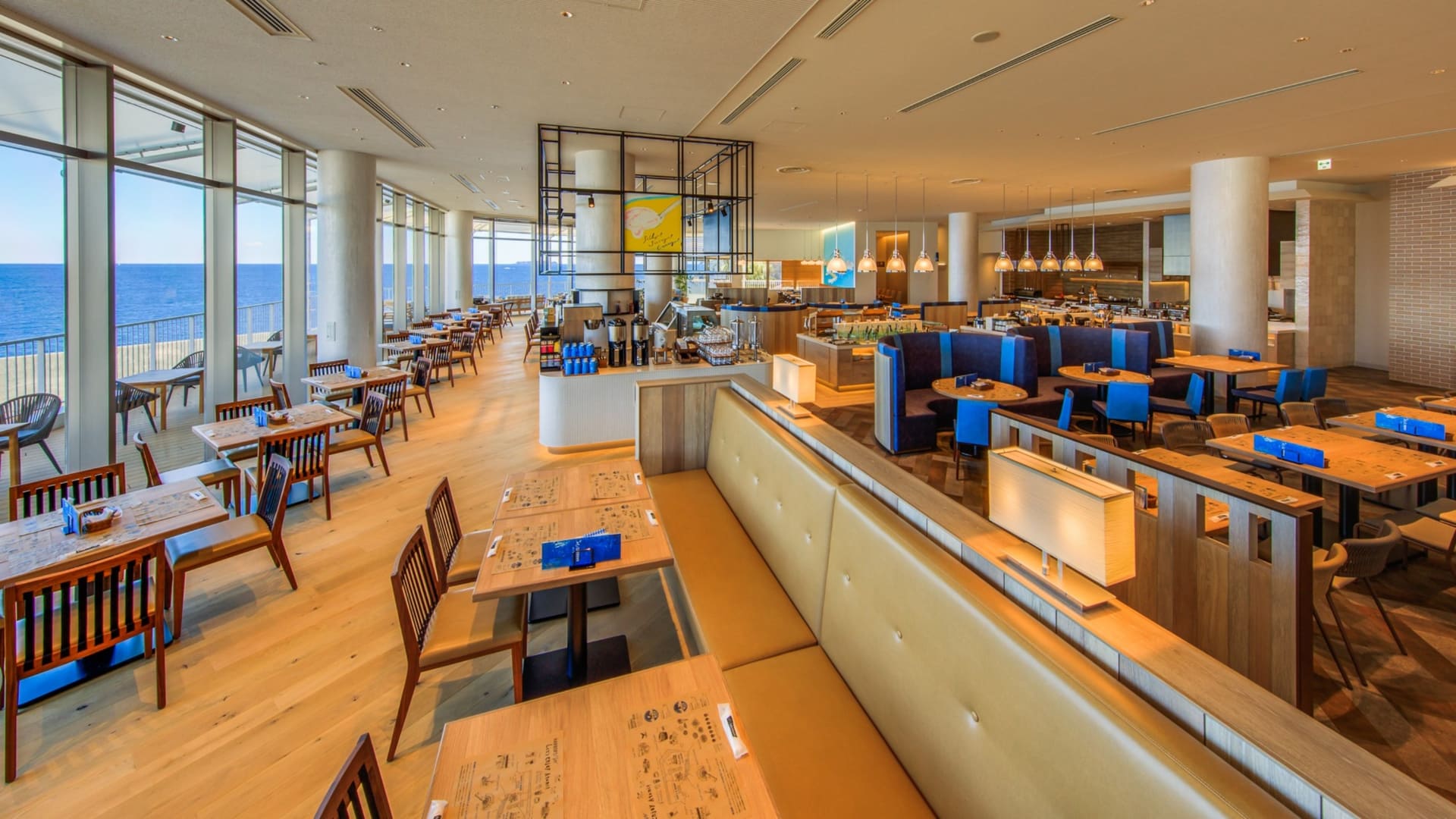 夕朝食会場は、AQUA SQUARE館の2階レストラン「HARBOR’S W」