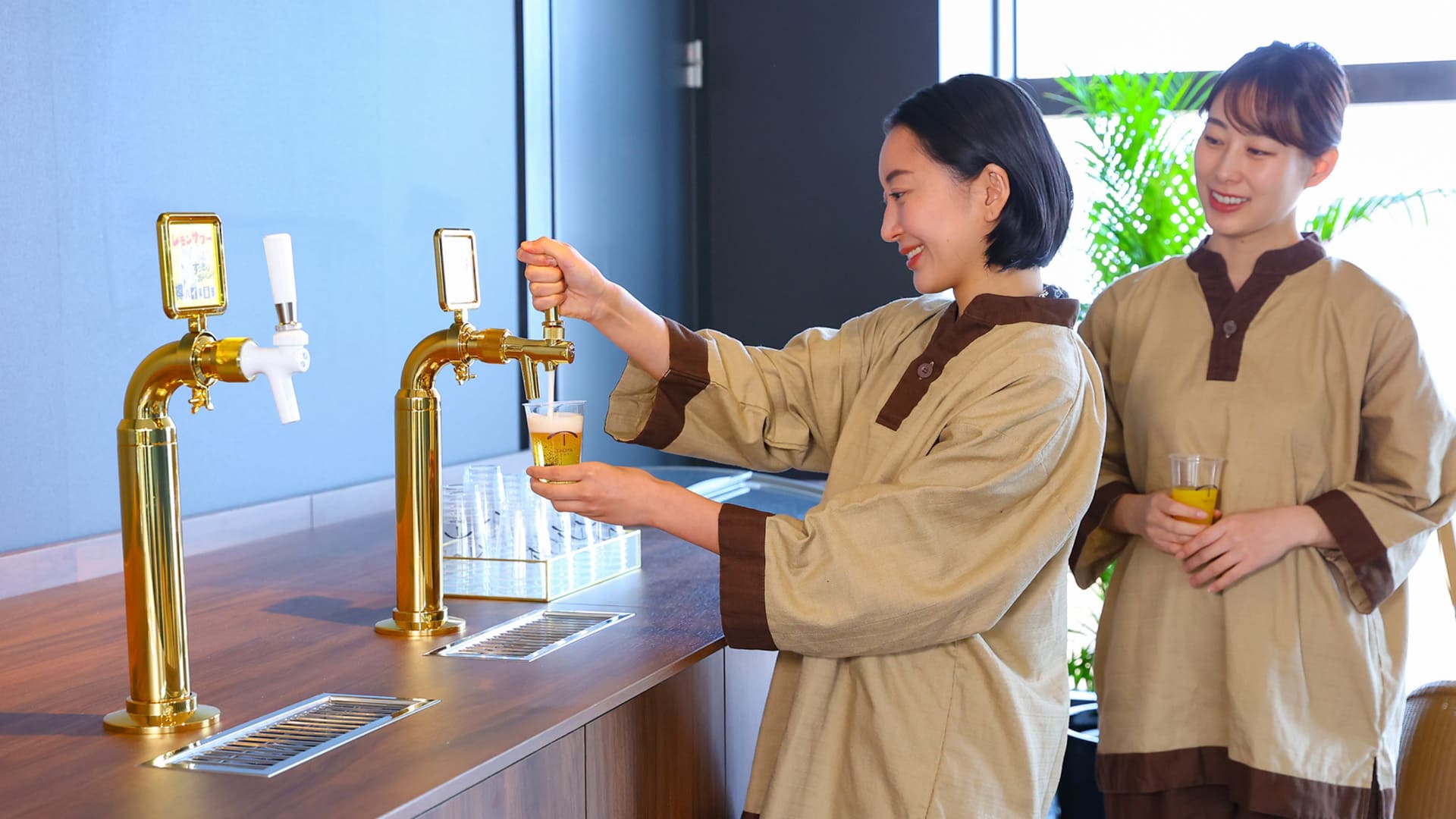 湯上りラウンジで冷えたビールやアイスキャンディをサービス