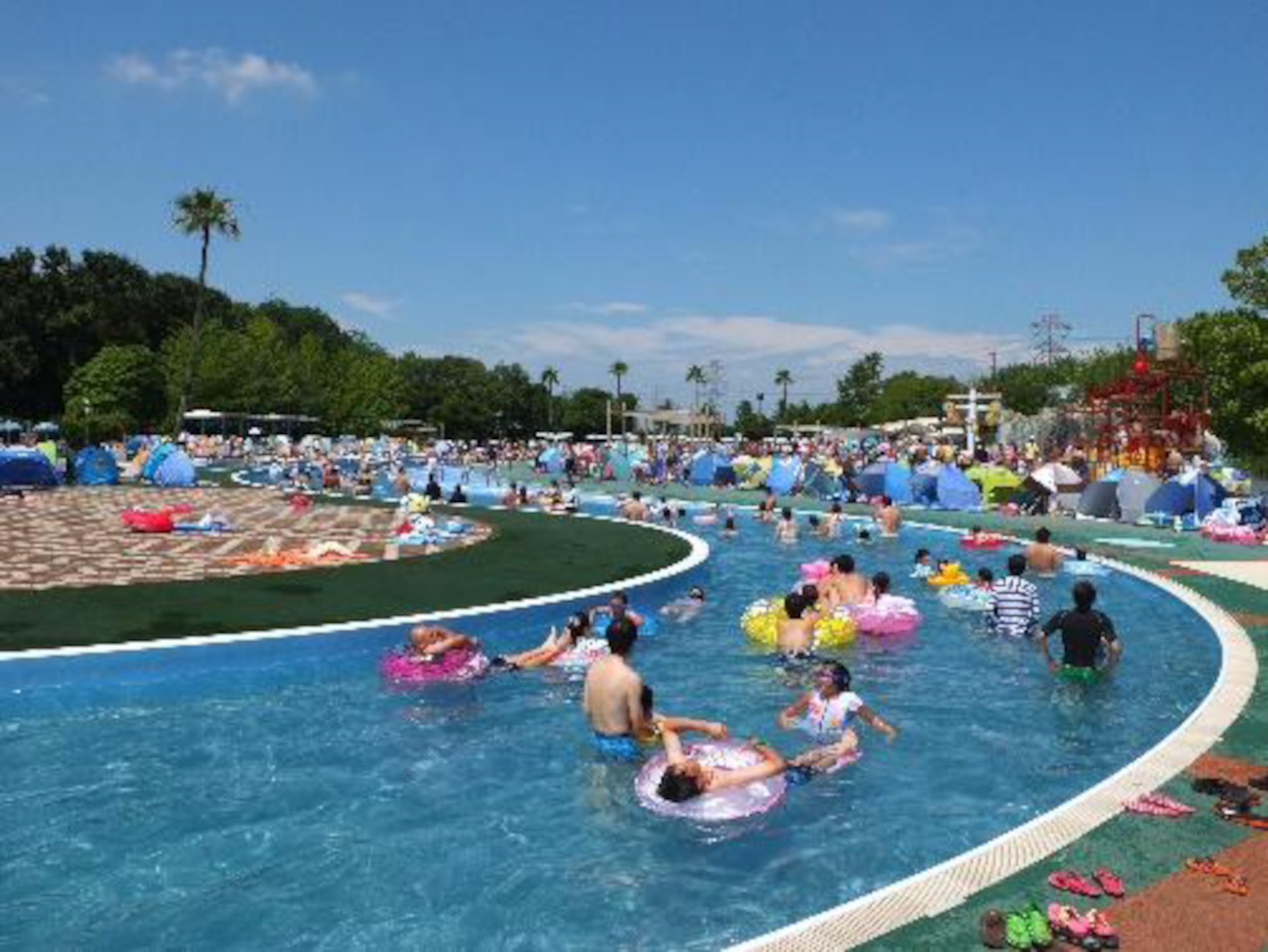 全長300mの「流れるプール」。うきわやビーチマットに乗って、流れに身をまかせて