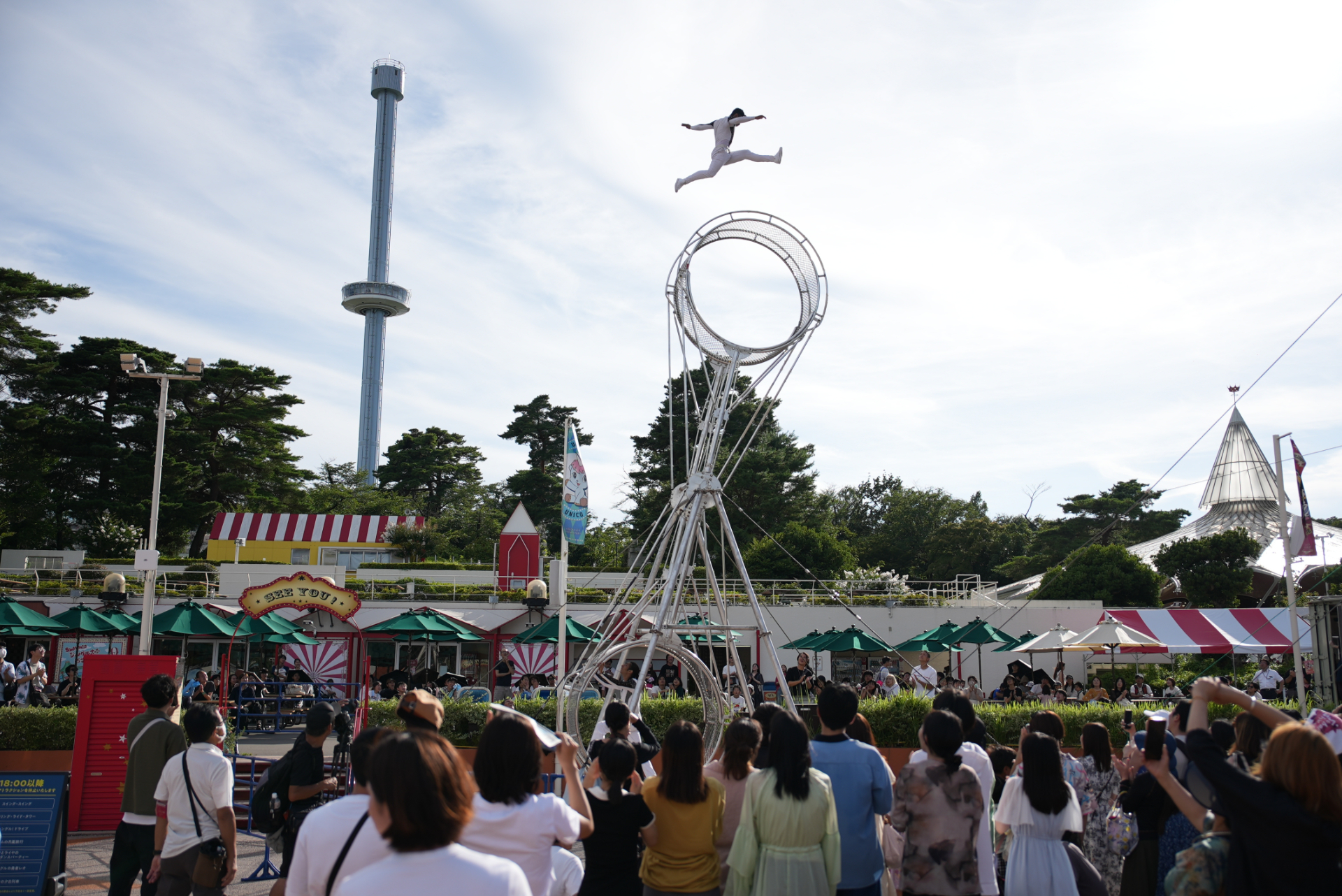 空中ブランコなどを披露する「ミラクルドリームサーカス」を1日2回上演