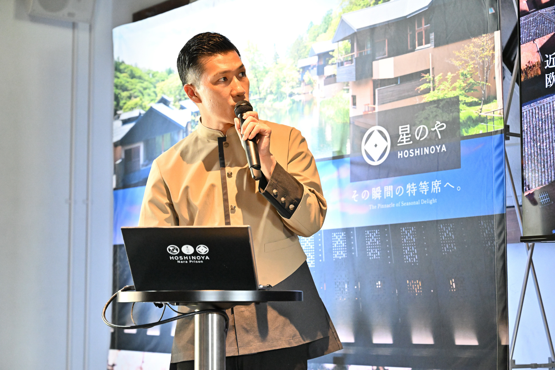 施設概要を説明する星のや奈良監獄 総支配人の掛川暢矢氏