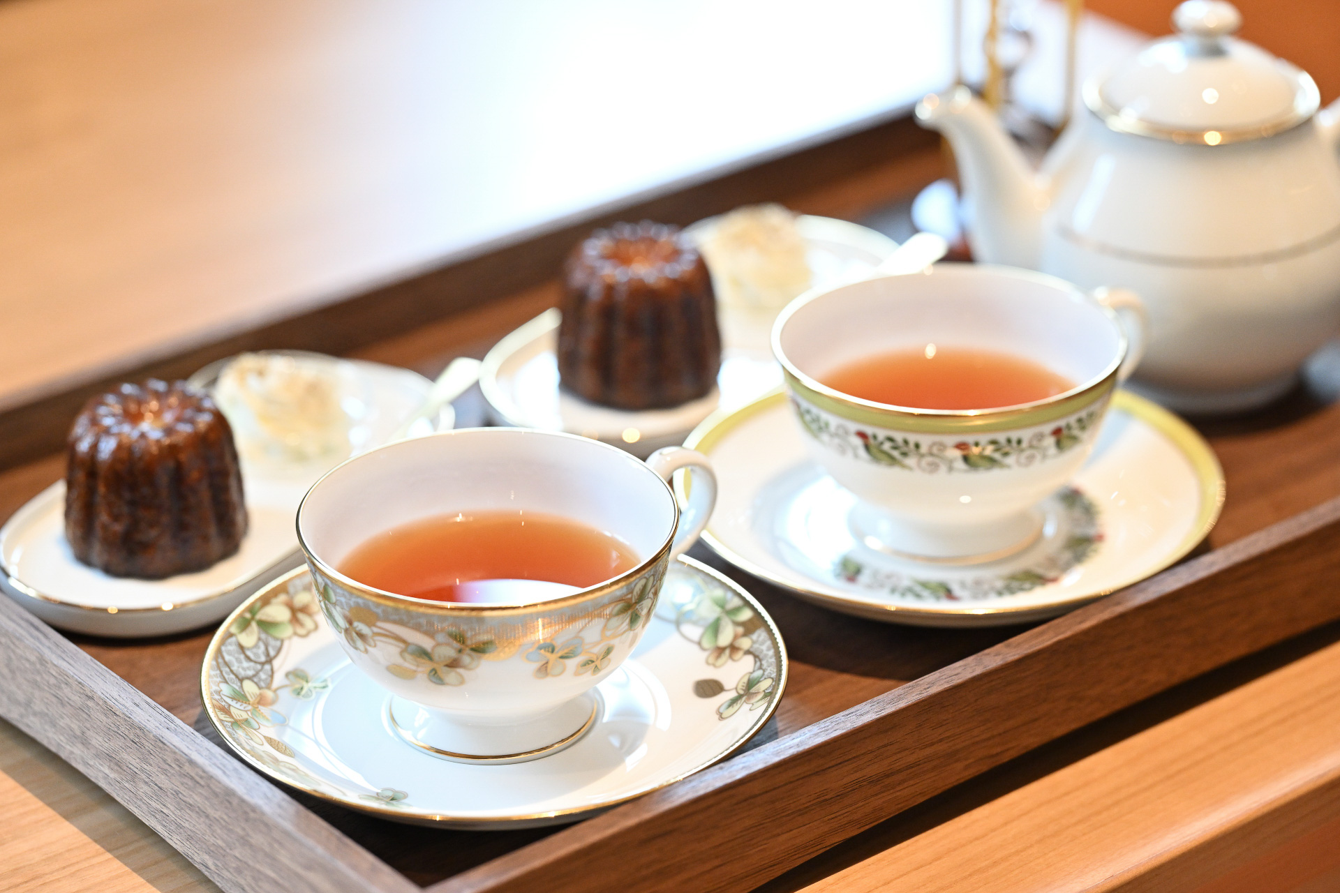 到着時に提供する「茜のティーサロン」。奈良県月ヶ瀬産の和紅茶と菓子を楽しめる