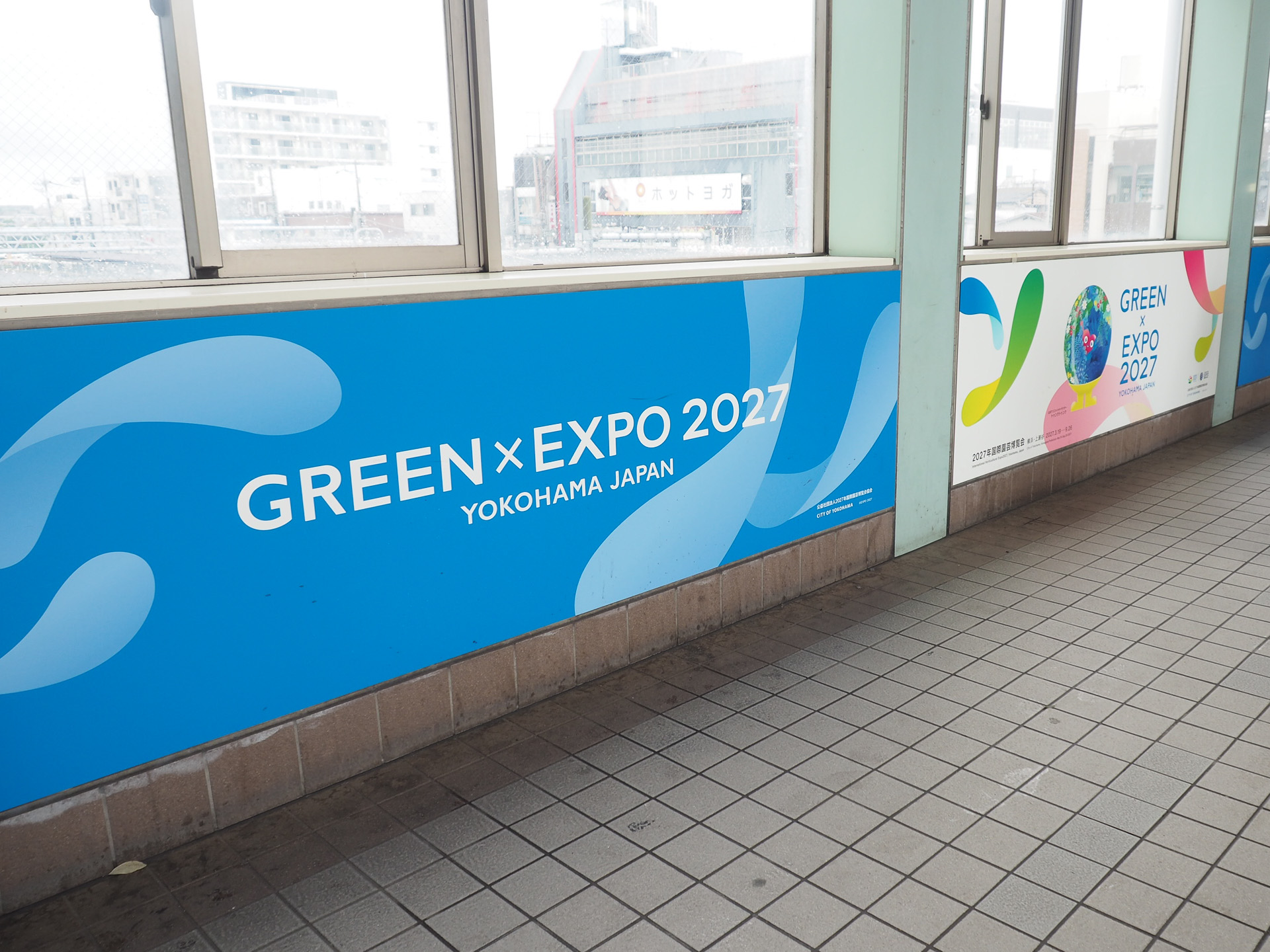通路の反対側の壁にはGREEN×EXPO 2027のバナーが