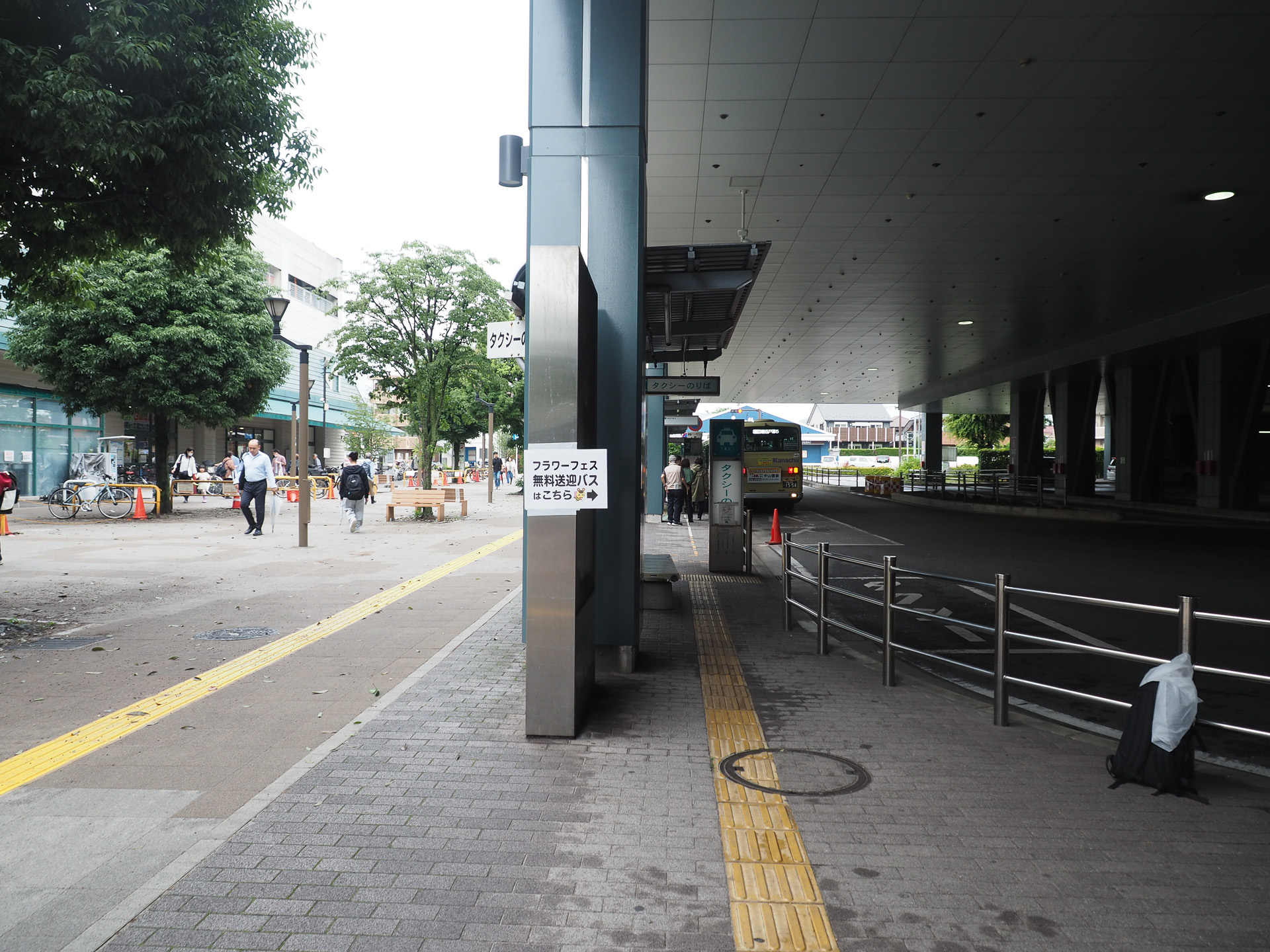 そのまままっすぐ進んでいくと、右手に瀬谷駅北口バスターミナルがある。無料送迎バスはここが発着所となる。GREEN×EXPO 2027行きのシャトルバスもこのバスターミナルから発着する予定だ