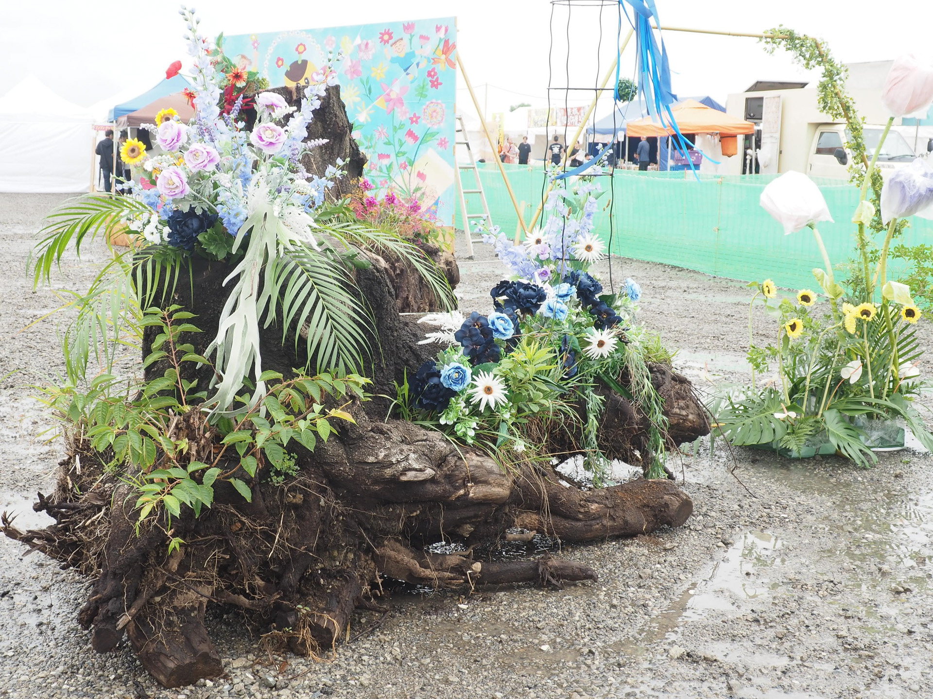 さまざまな花や草が使われており、一緒に写真を撮る人も多かった