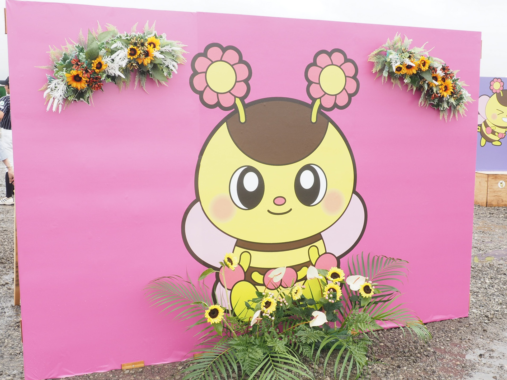 ブンブンと花があしらった撮影用パネル
